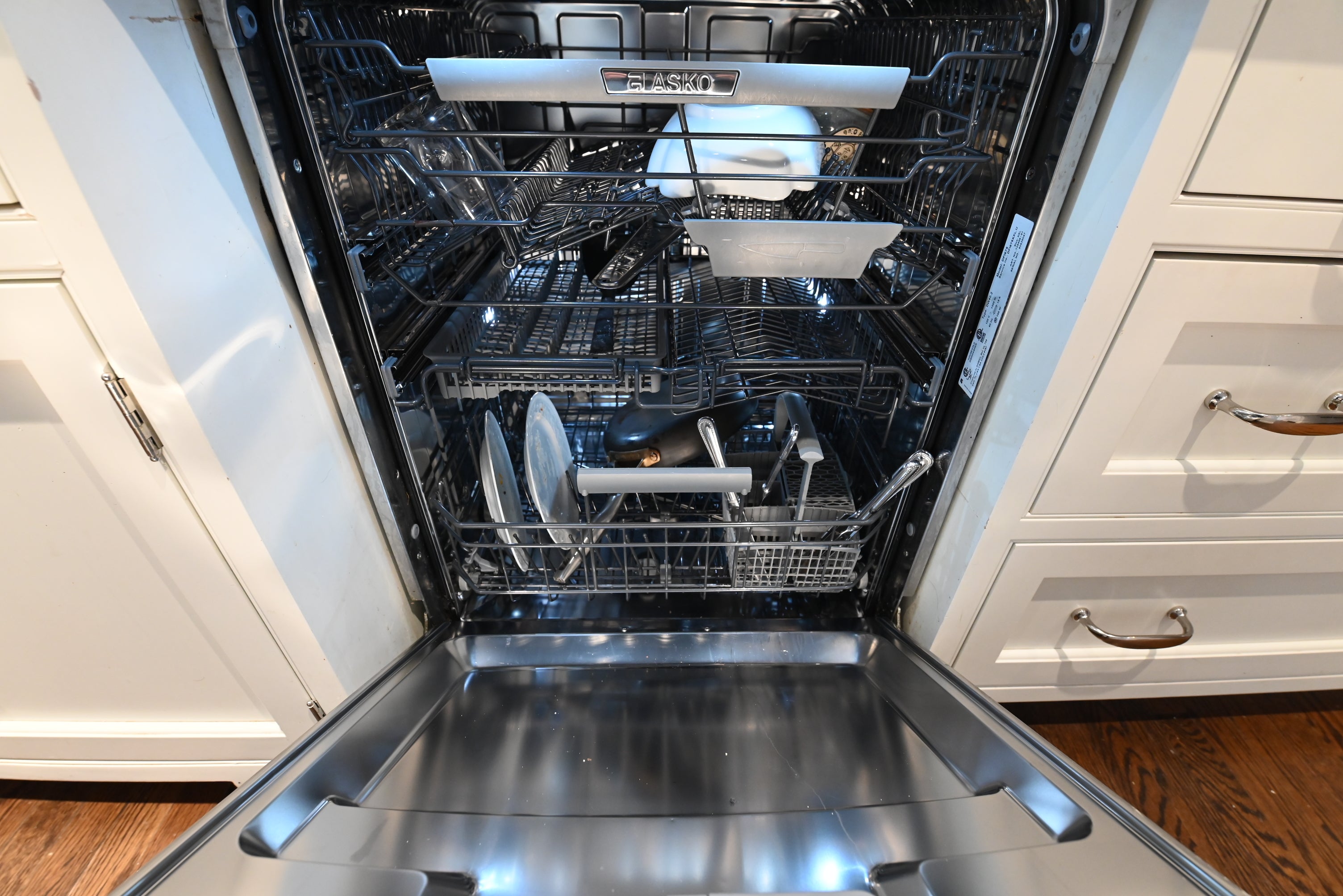 Crisp Lux White Traditional Pre-Owned Kitchen