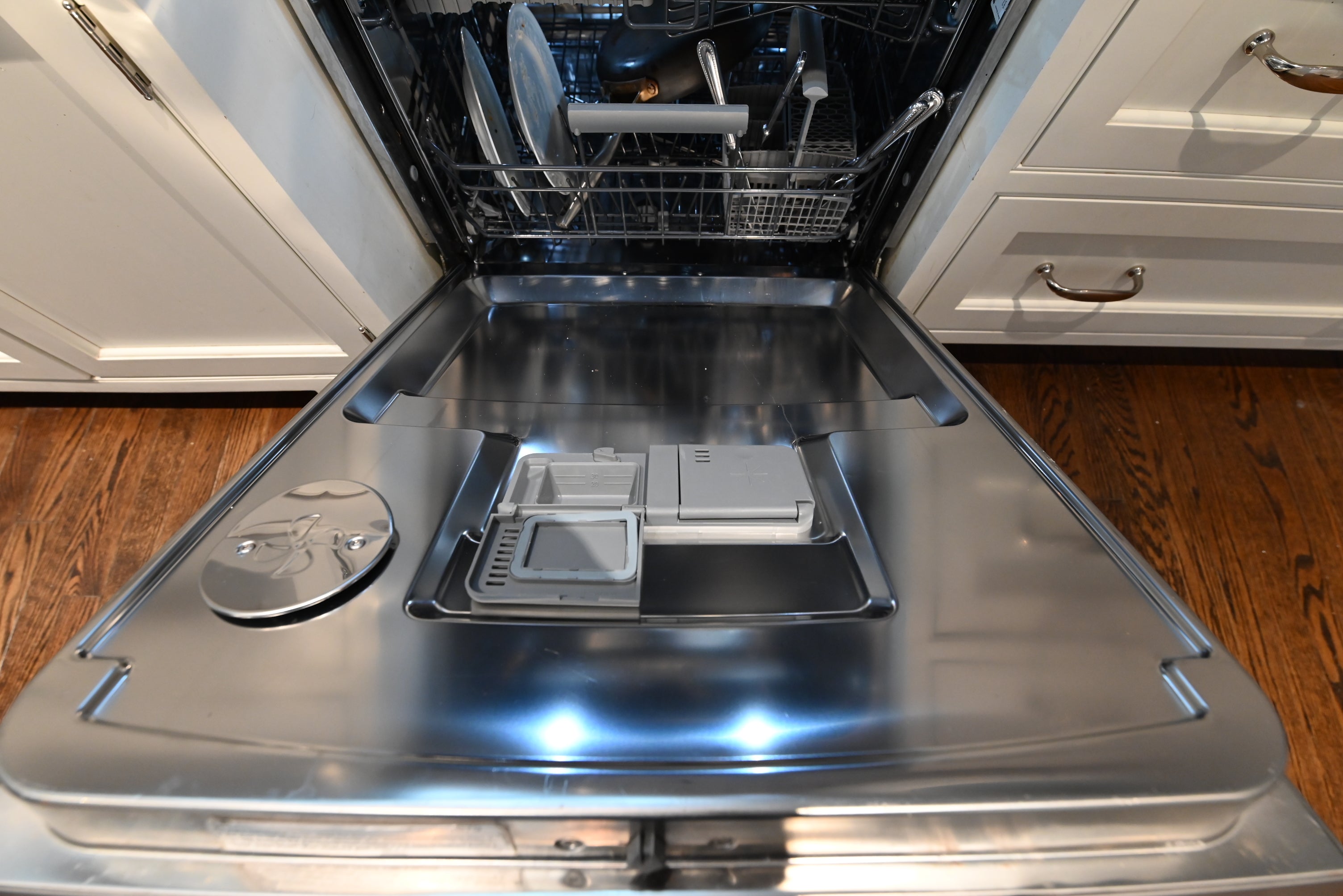 Crisp Lux White Traditional Pre-Owned Kitchen