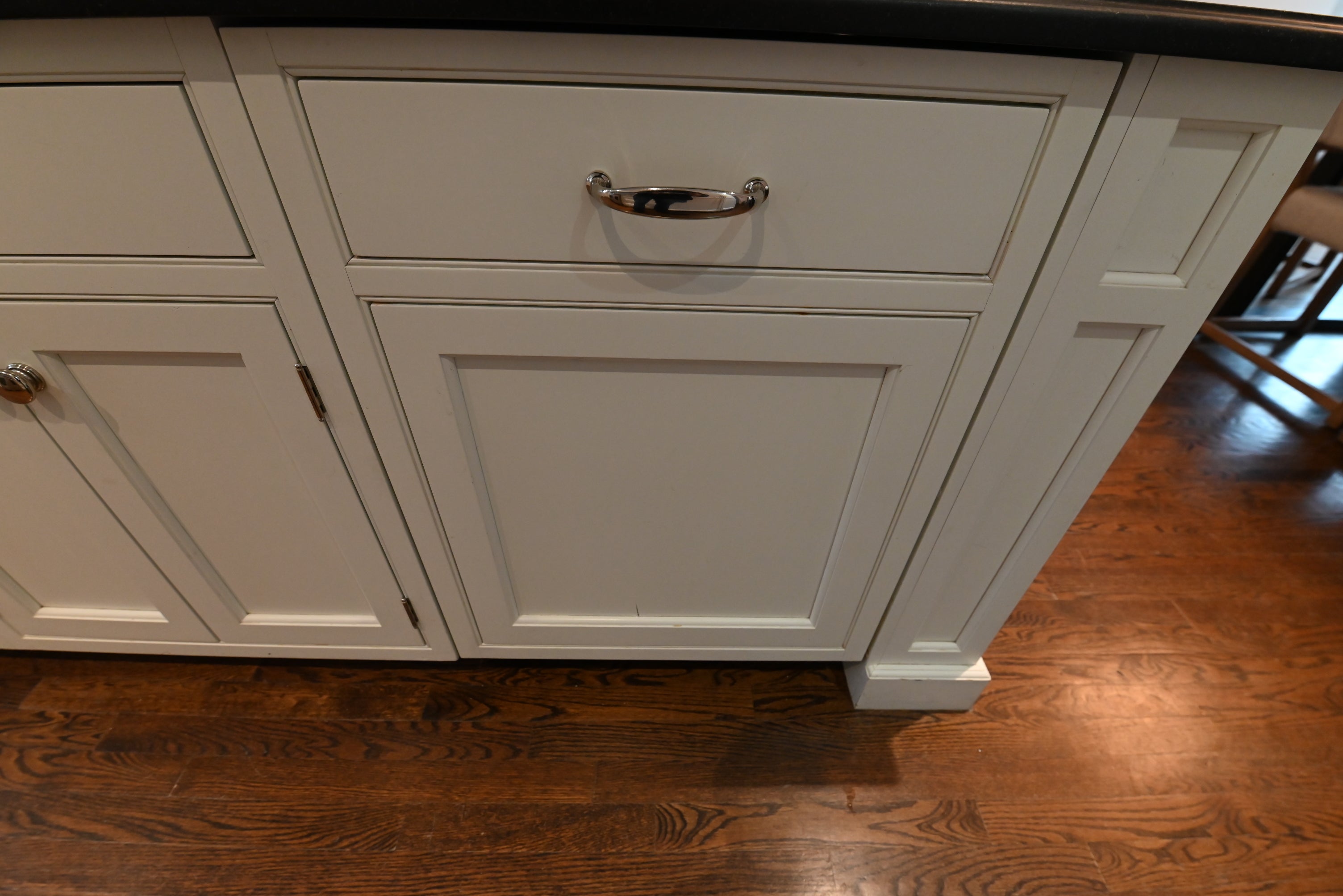 Crisp Lux White Traditional Pre-Owned Kitchen