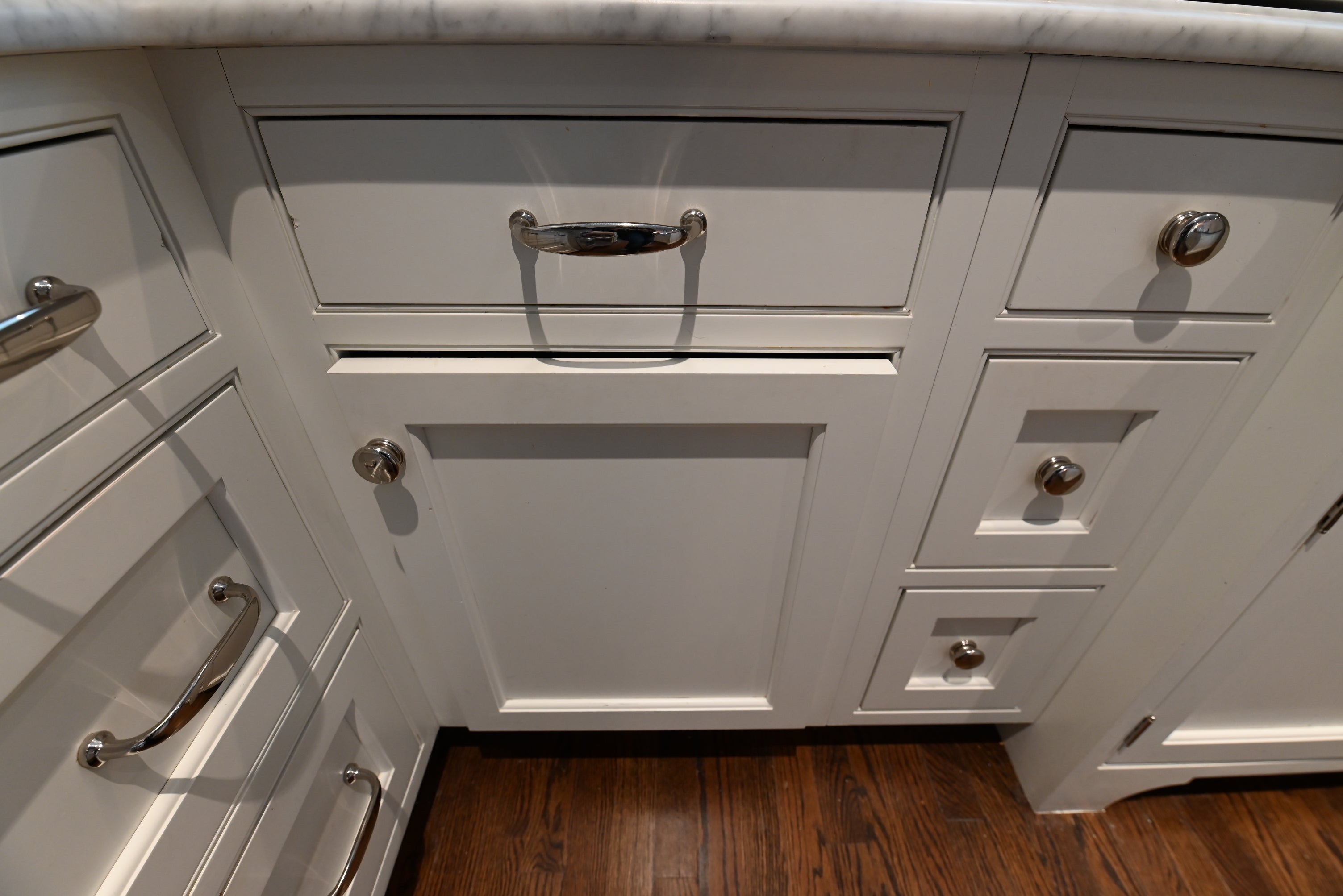 Crisp Lux White Traditional Pre-Owned Kitchen