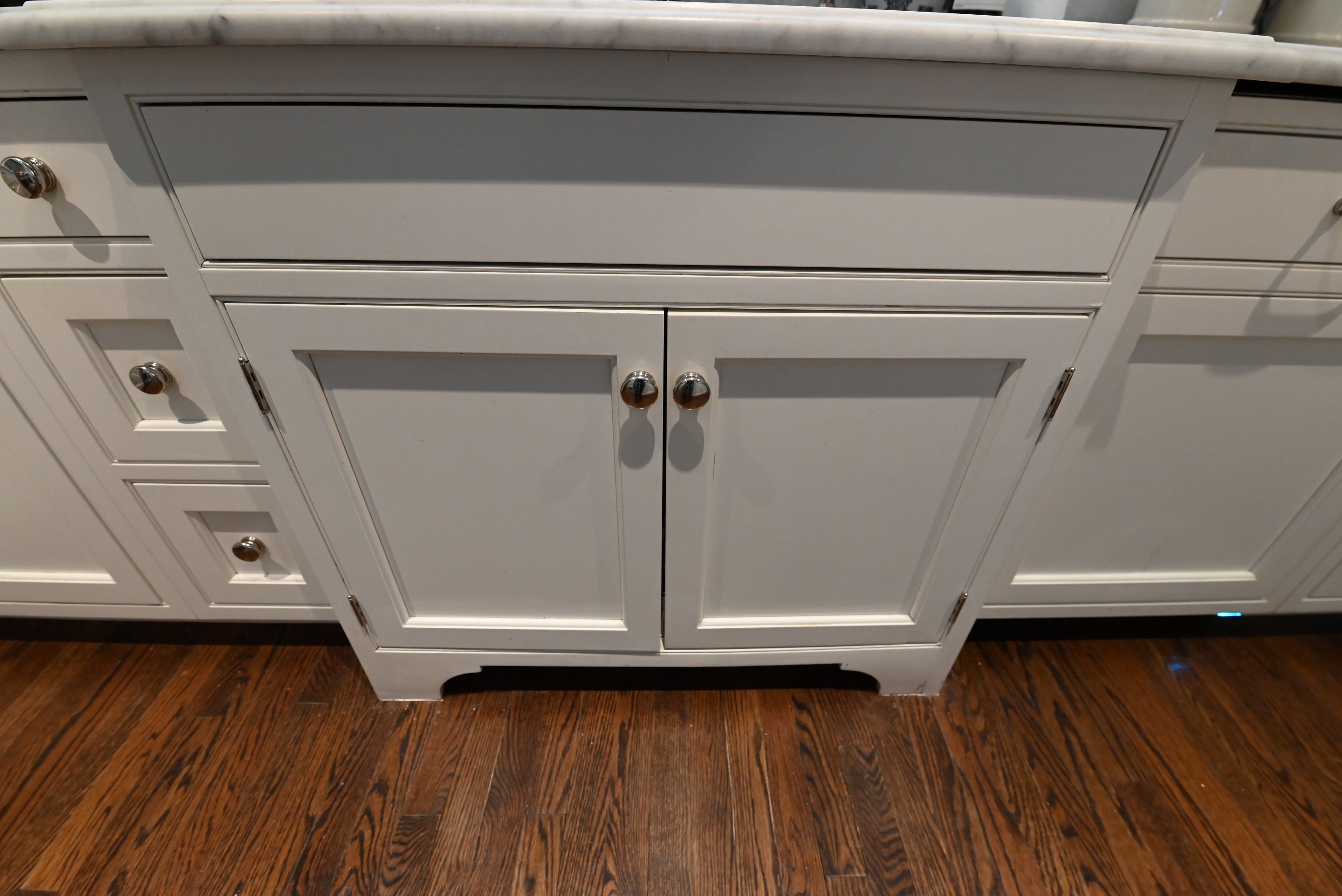Crisp Lux White Traditional Pre-Owned Kitchen