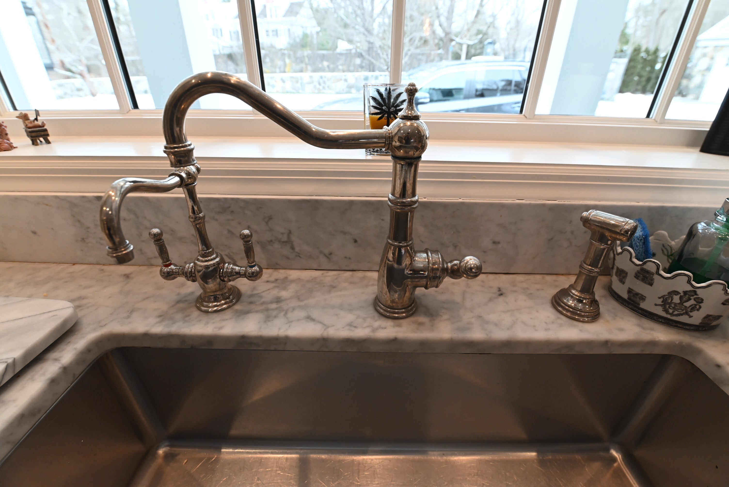 Crisp Lux White Traditional Pre-Owned Kitchen