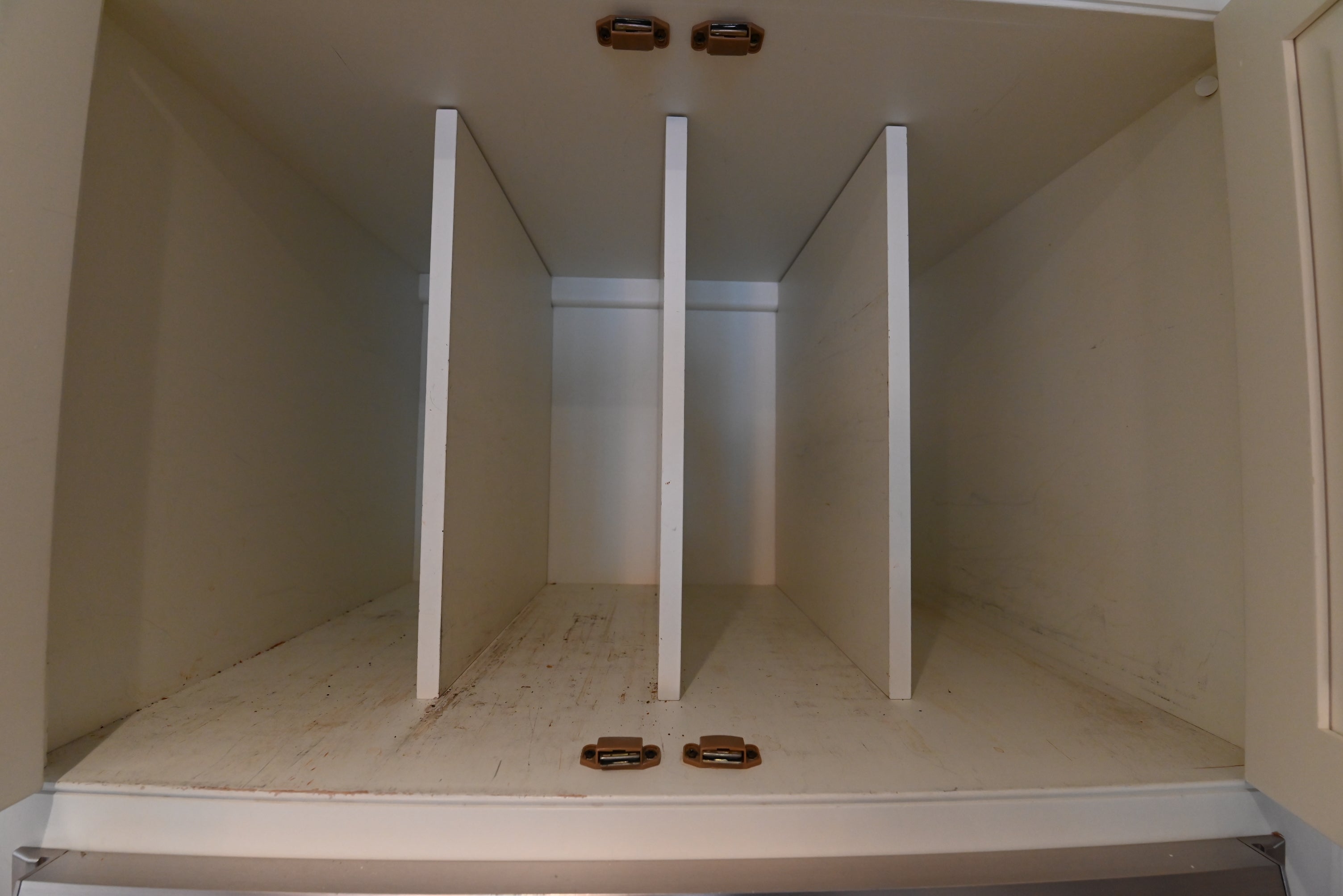 Crisp Lux White Traditional Pre-Owned Kitchen