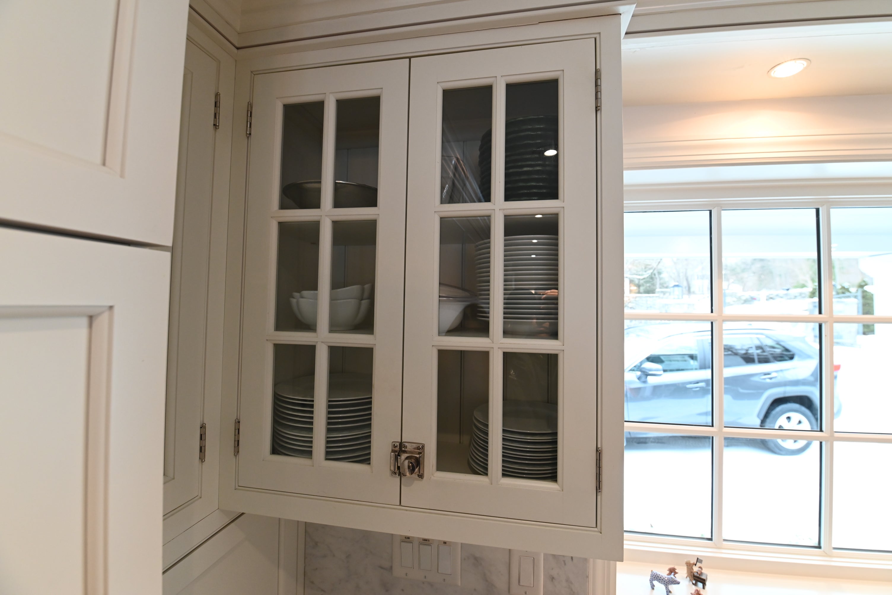 Crisp Lux White Traditional Pre-Owned Kitchen