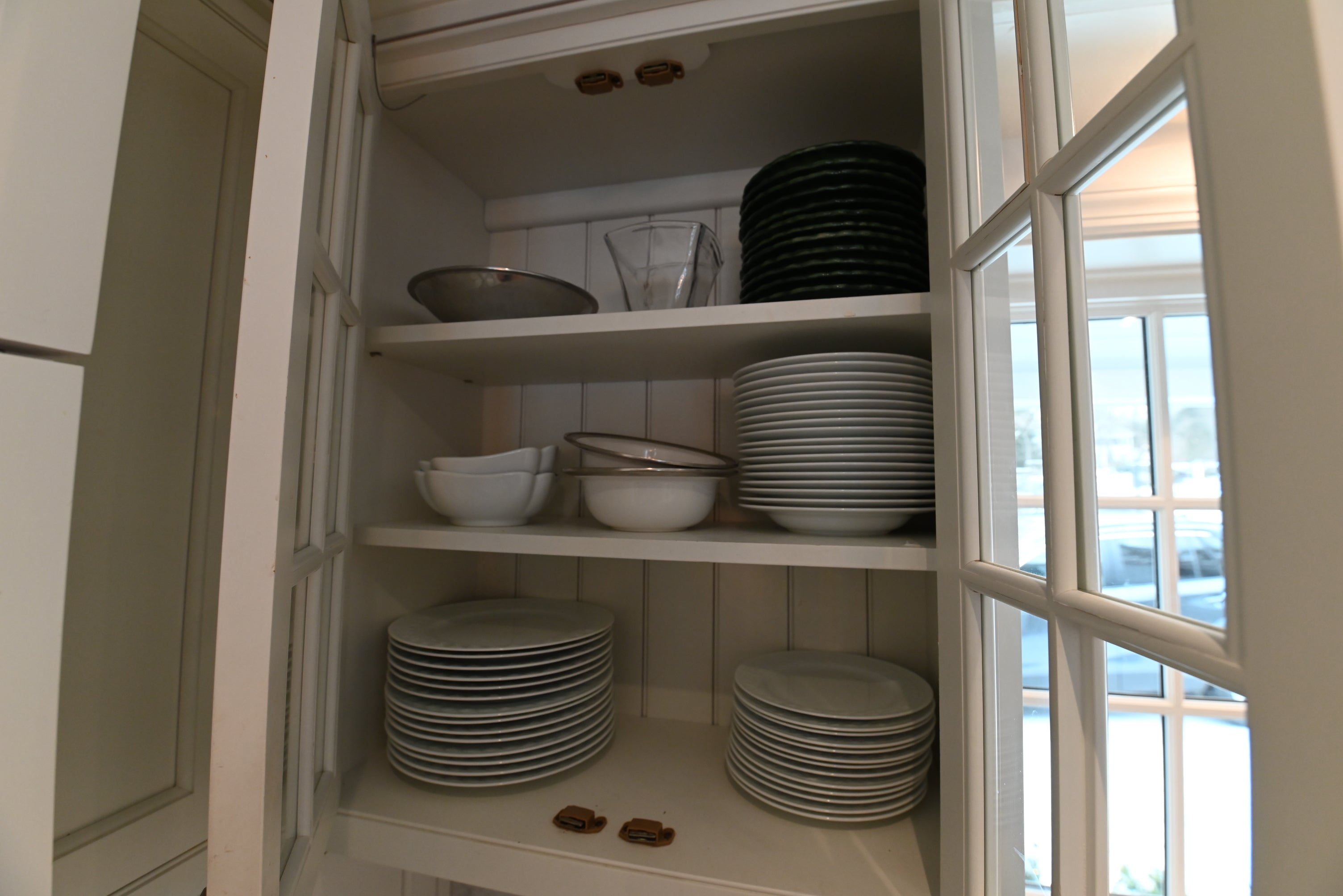 Crisp Lux White Traditional Pre-Owned Kitchen