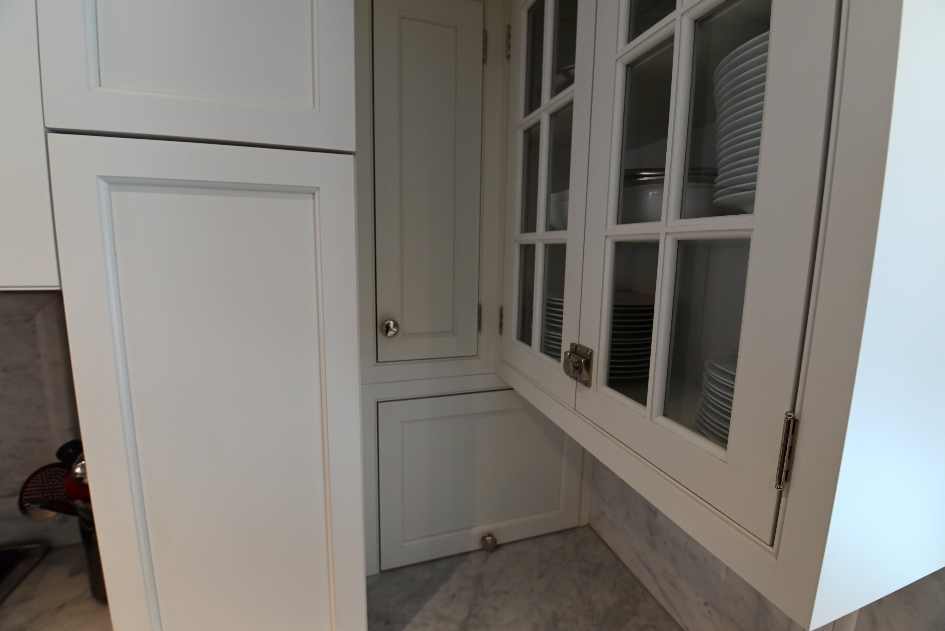 Crisp Lux White Traditional Pre-Owned Kitchen