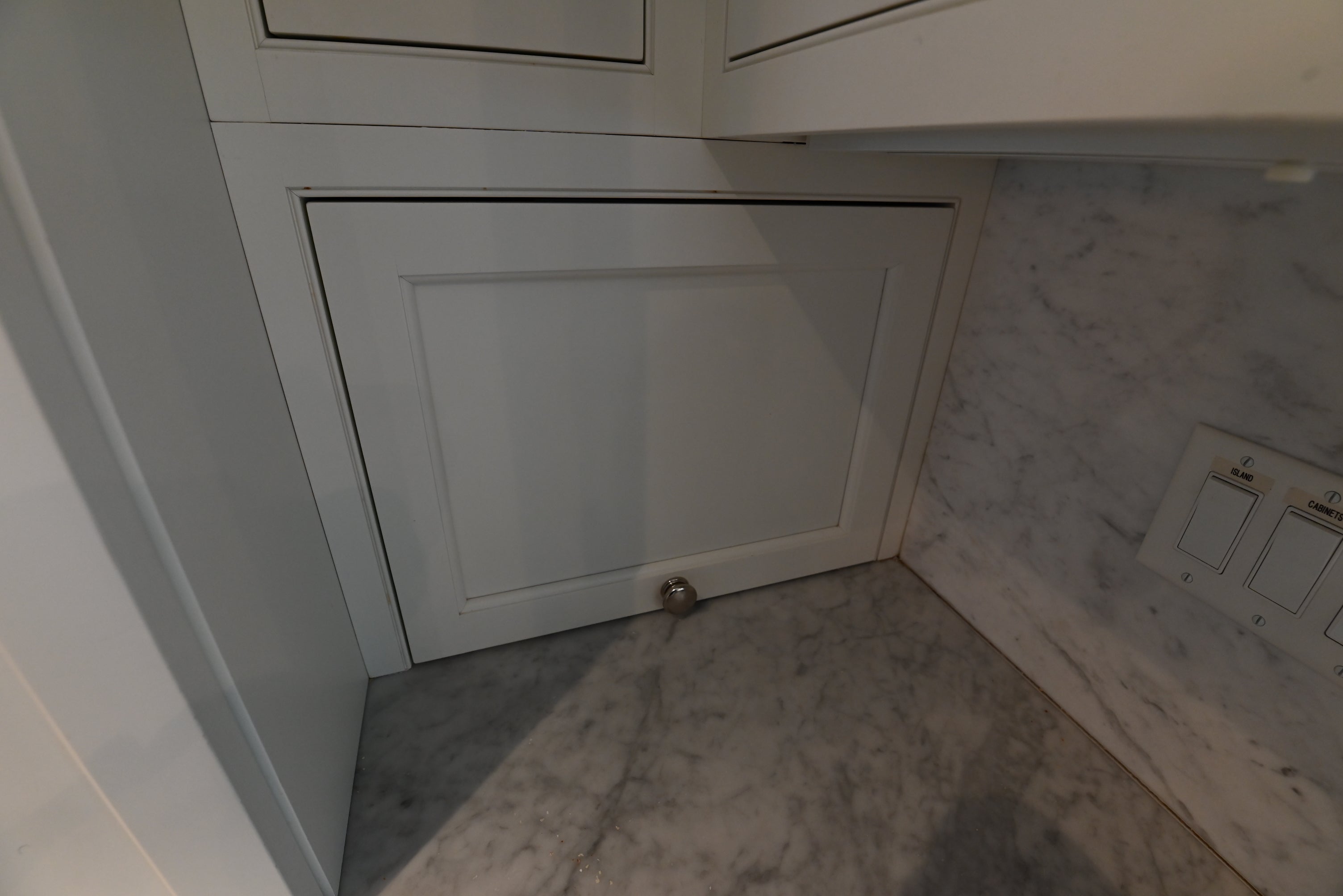 Crisp Lux White Traditional Pre-Owned Kitchen