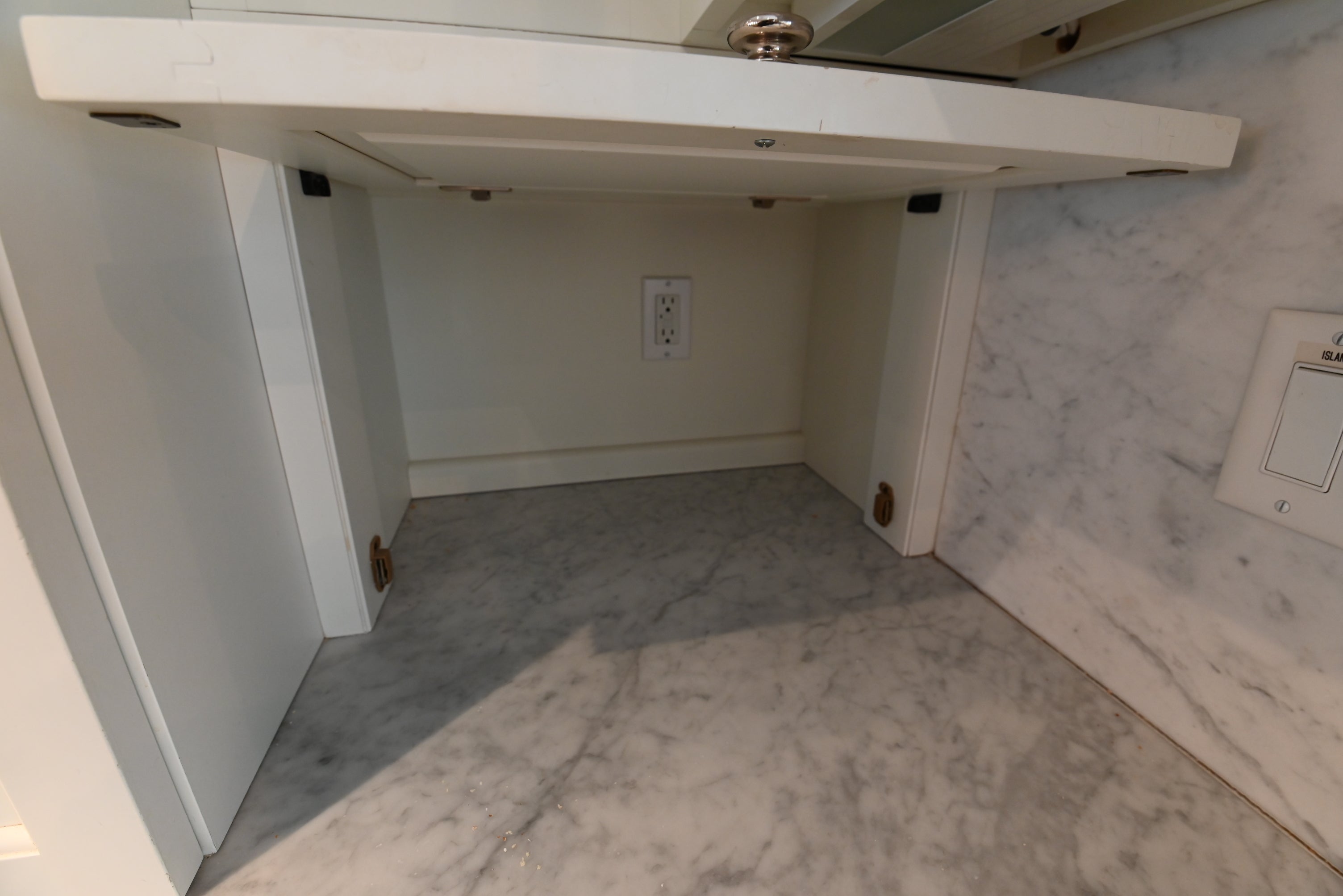 Crisp Lux White Traditional Pre-Owned Kitchen