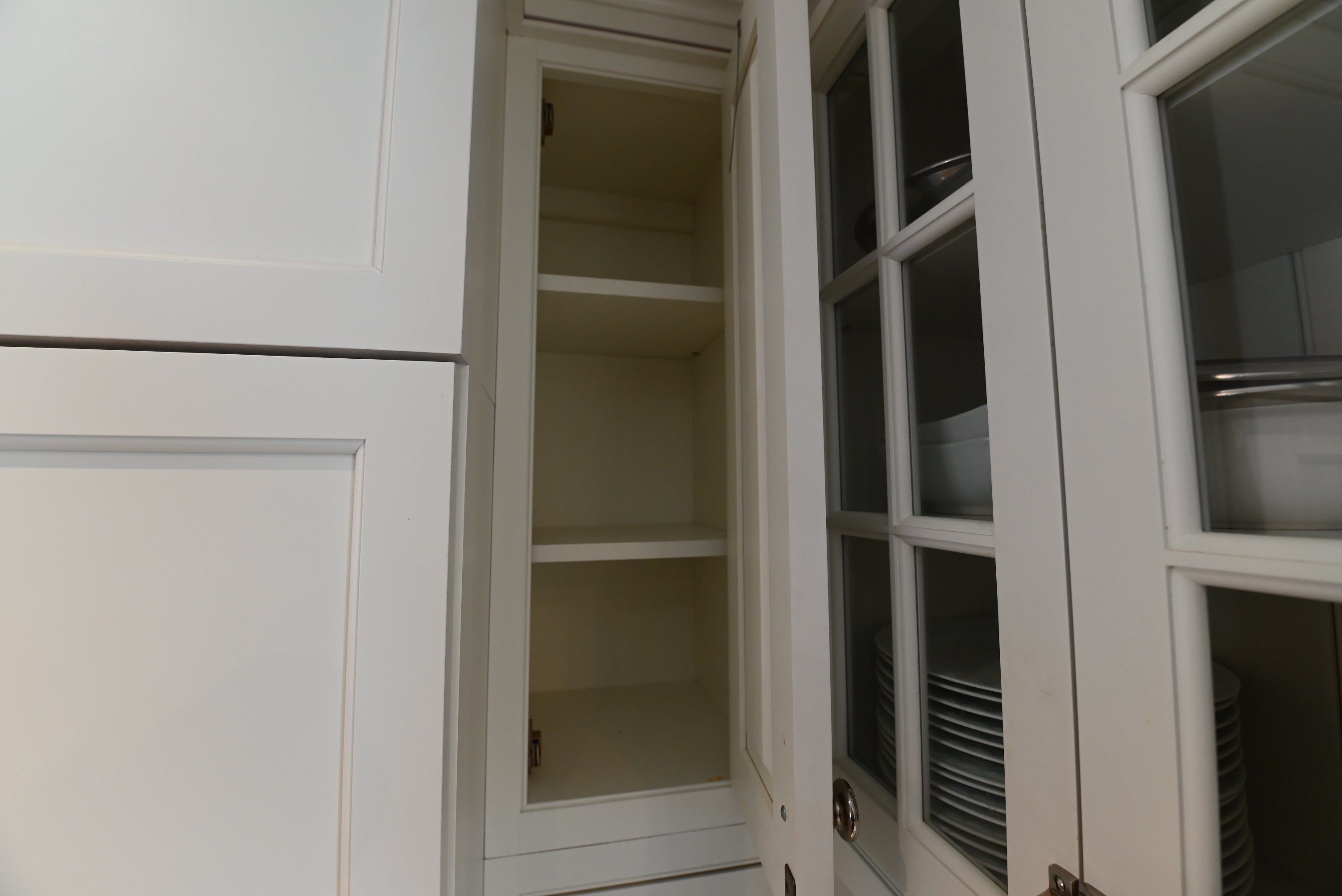 Crisp Lux White Traditional Pre-Owned Kitchen