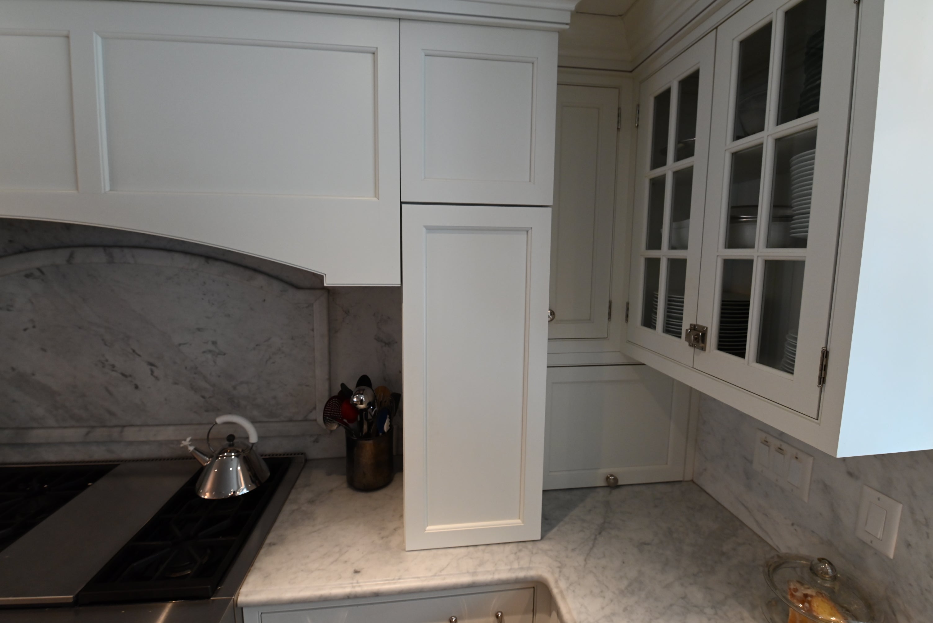 Crisp Lux White Traditional Pre-Owned Kitchen