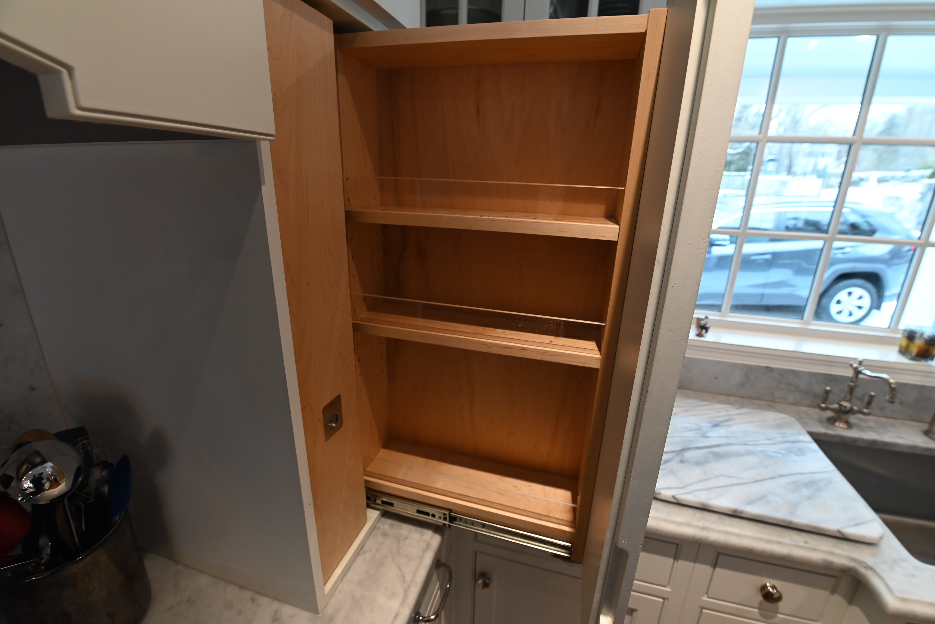 Crisp Lux White Traditional Pre-Owned Kitchen