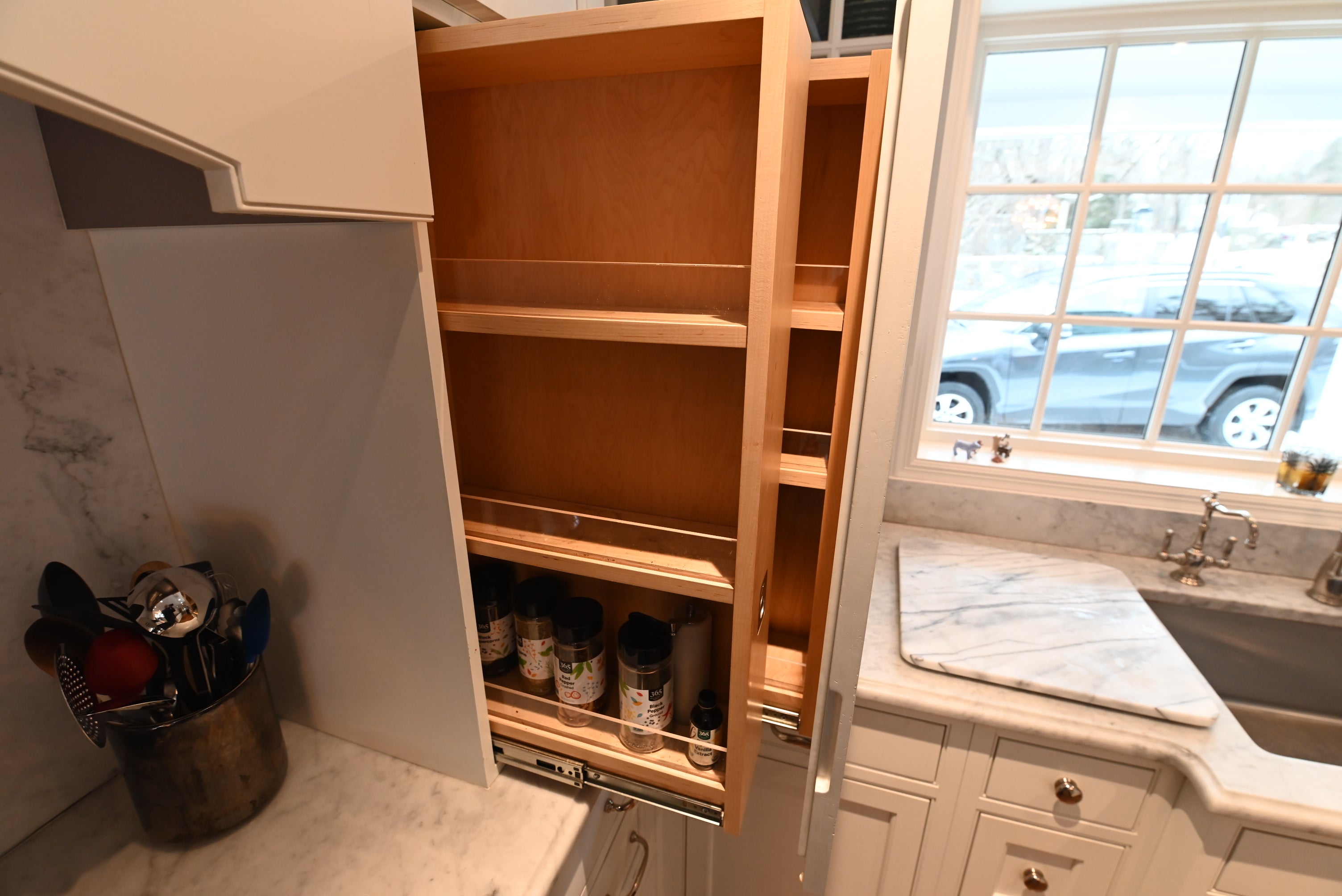 Crisp Lux White Traditional Pre-Owned Kitchen