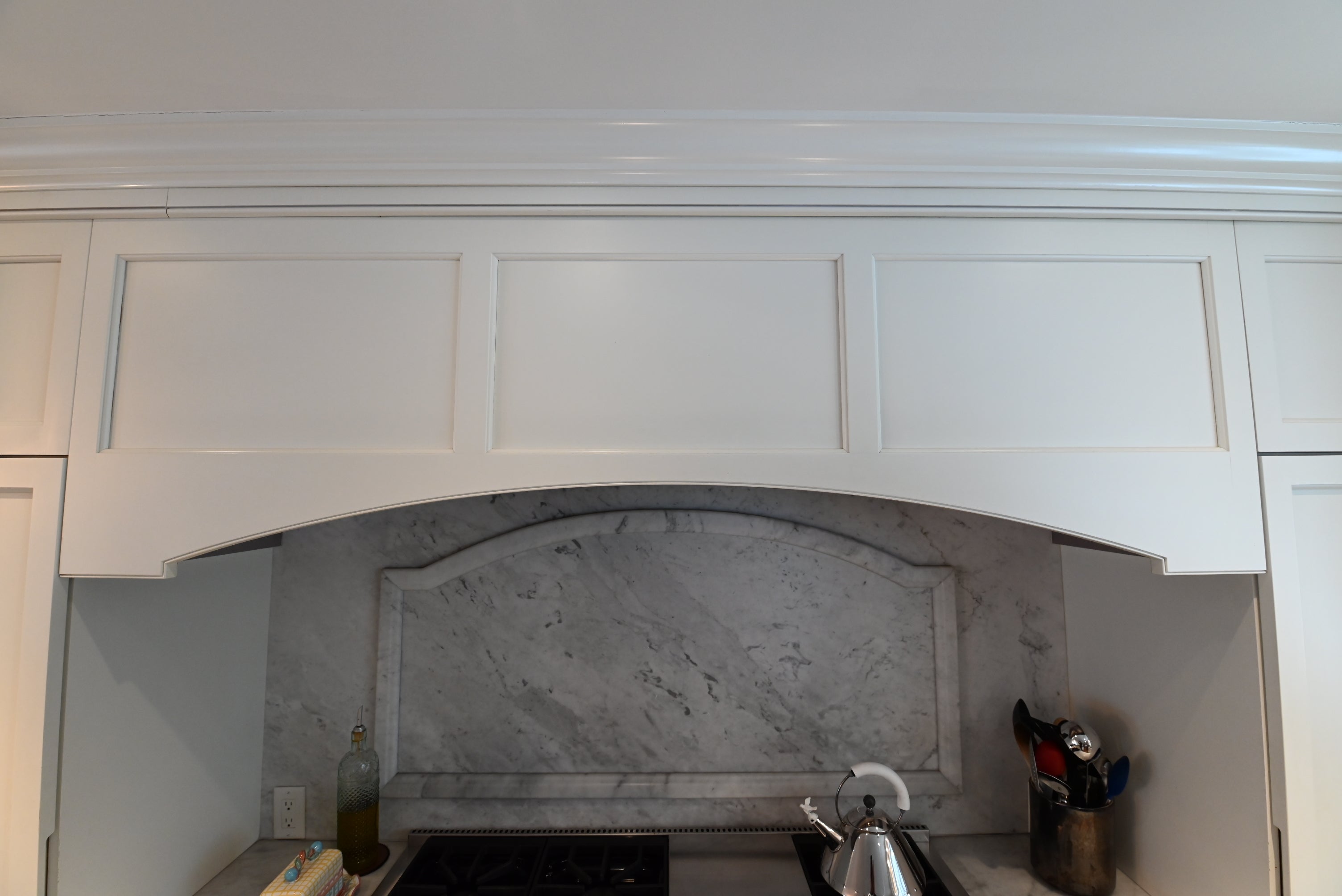 Crisp Lux White Traditional Pre-Owned Kitchen