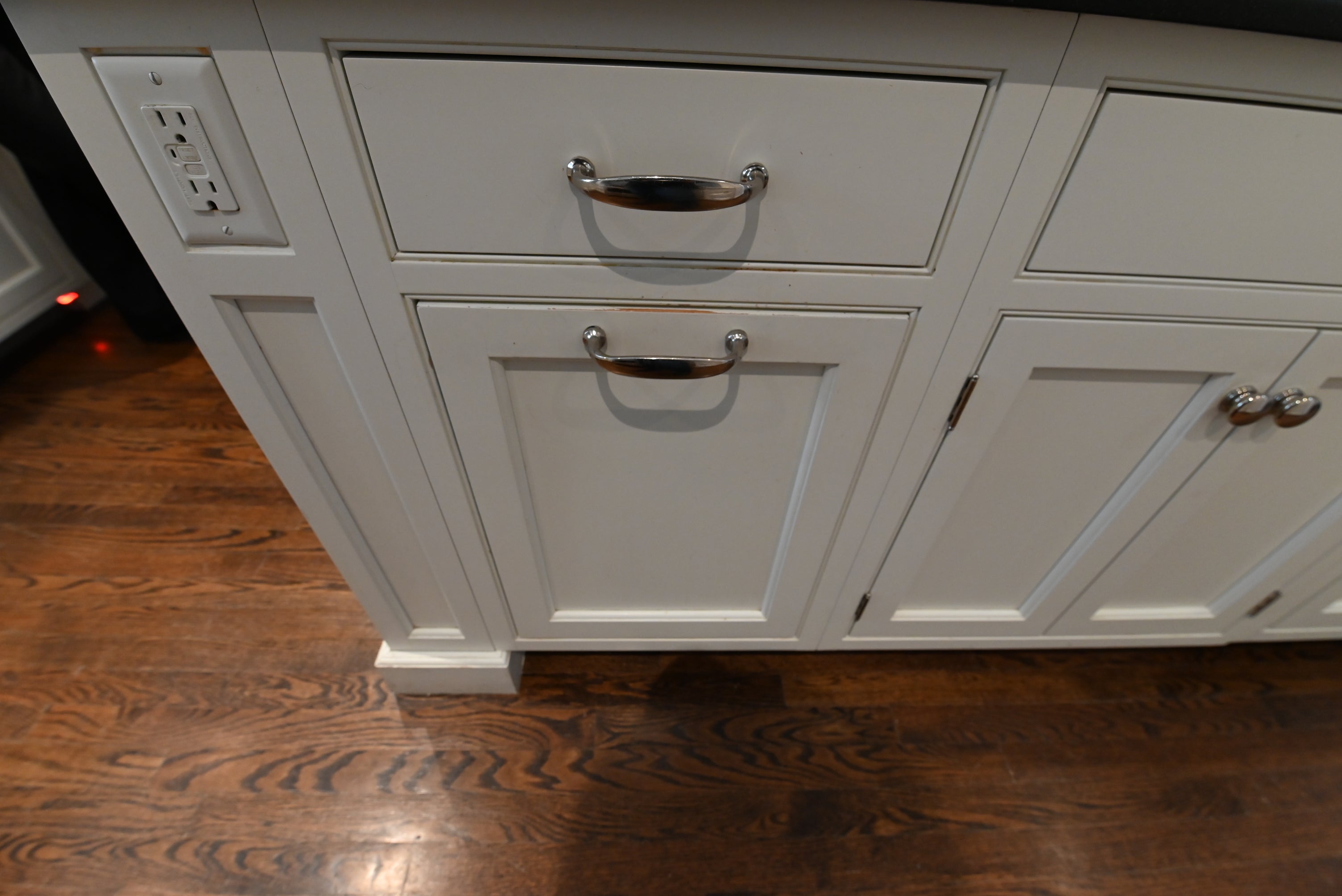 Crisp Lux White Traditional Pre-Owned Kitchen