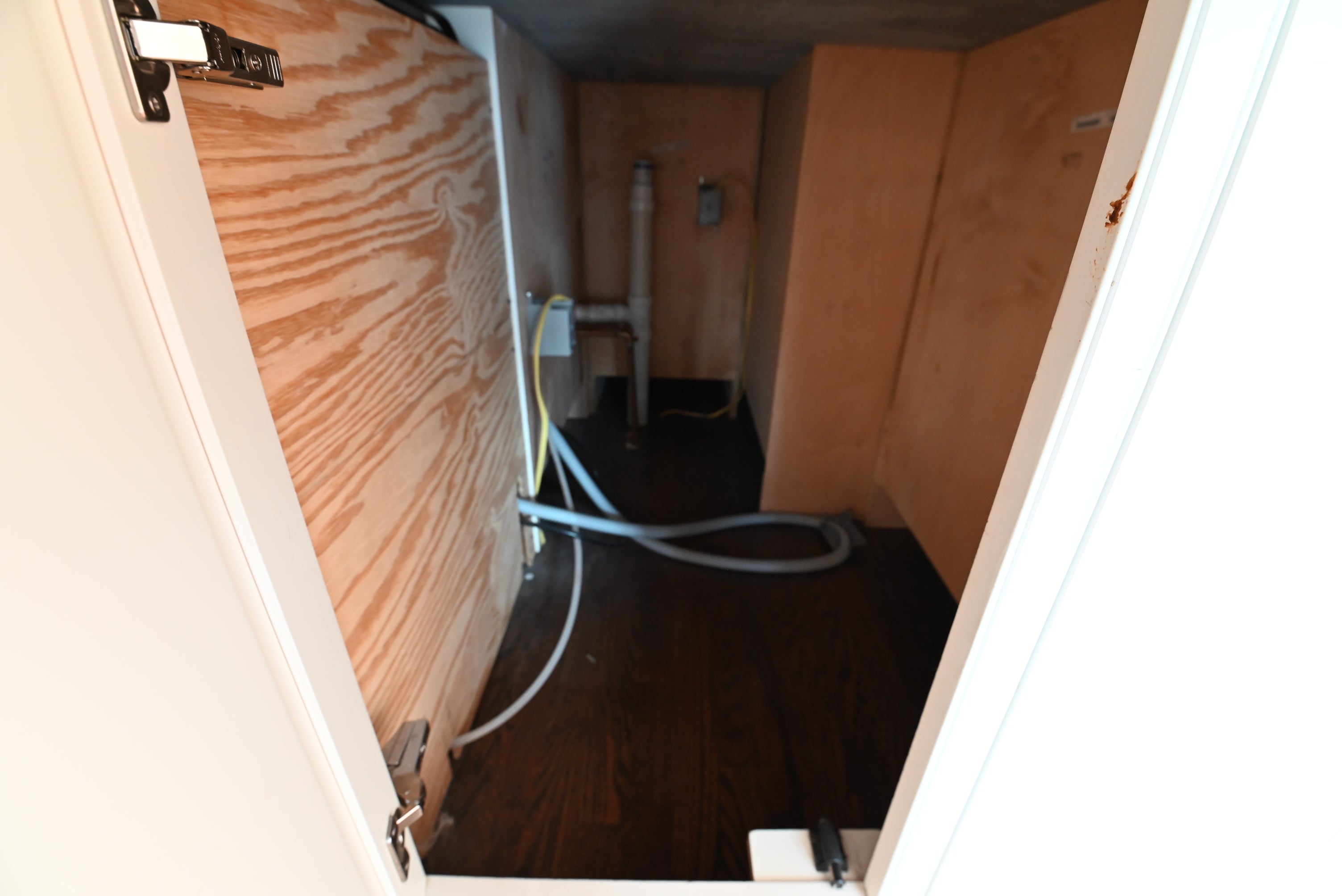 Crisp Lux White Traditional Pre-Owned Kitchen