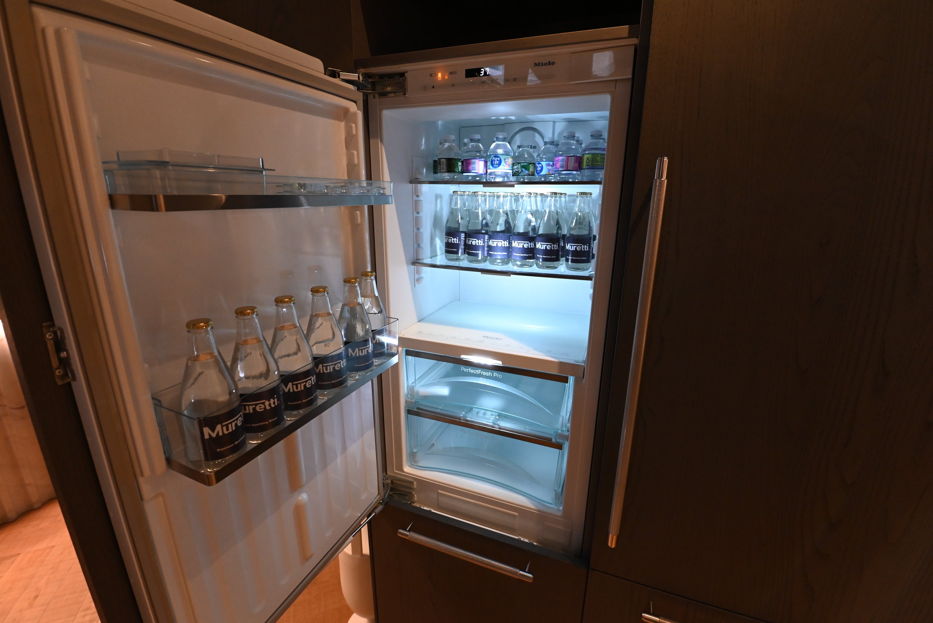 copatlife Modern Open Concept Kitchen with Island & Miele Appliances