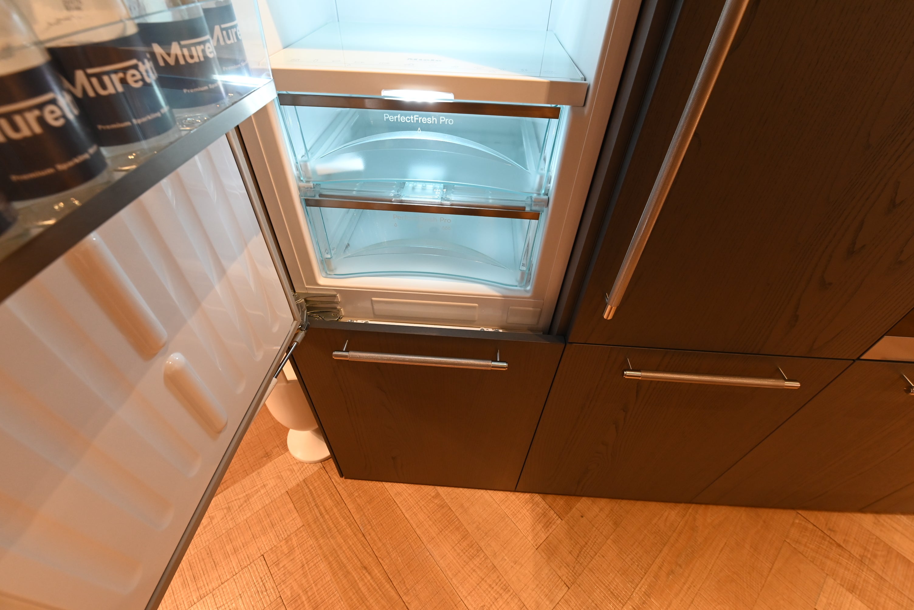 copatlife Modern Open Concept Kitchen with Island & Miele Appliances