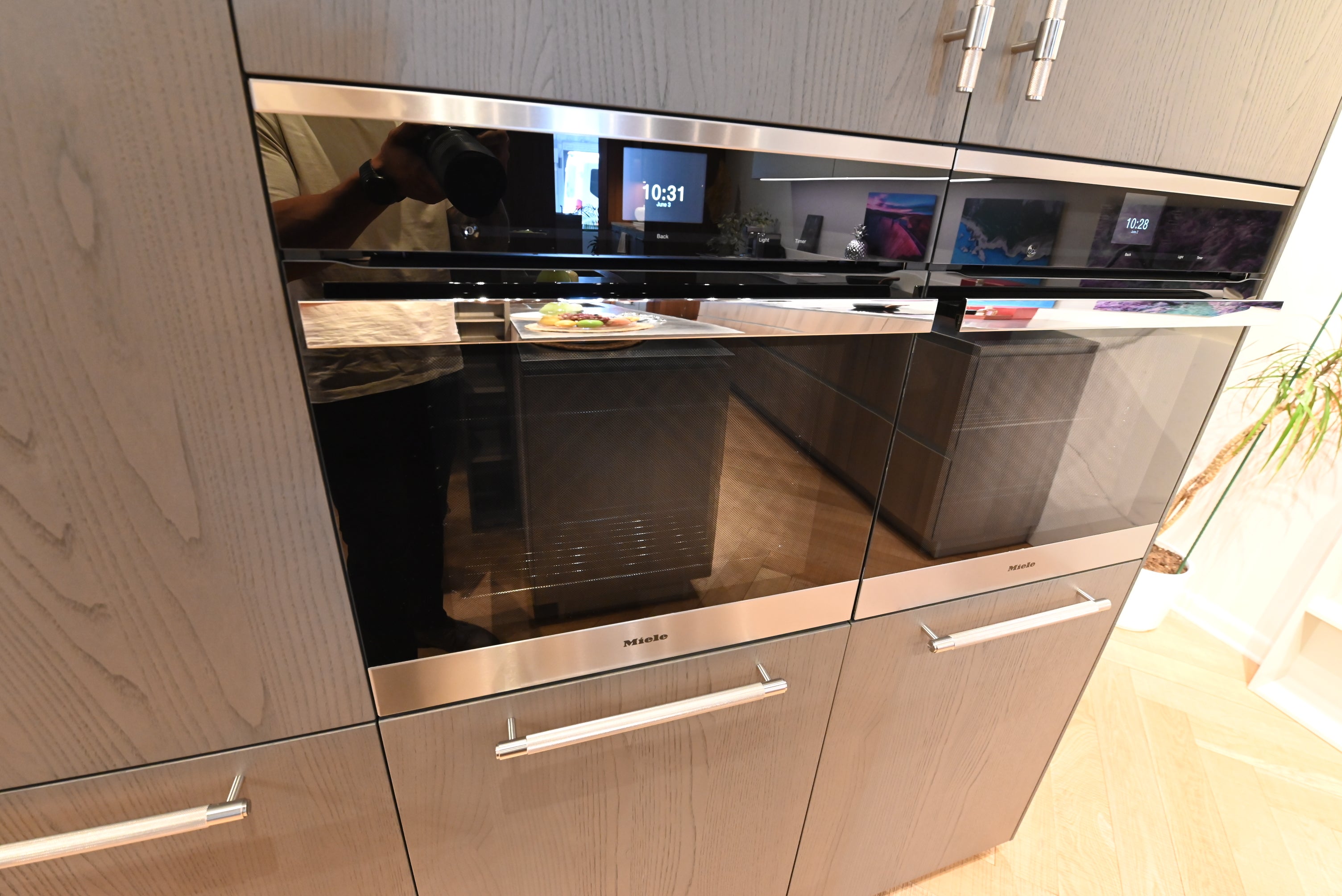 copatlife Modern Open Concept Kitchen with Island & Miele Appliances
