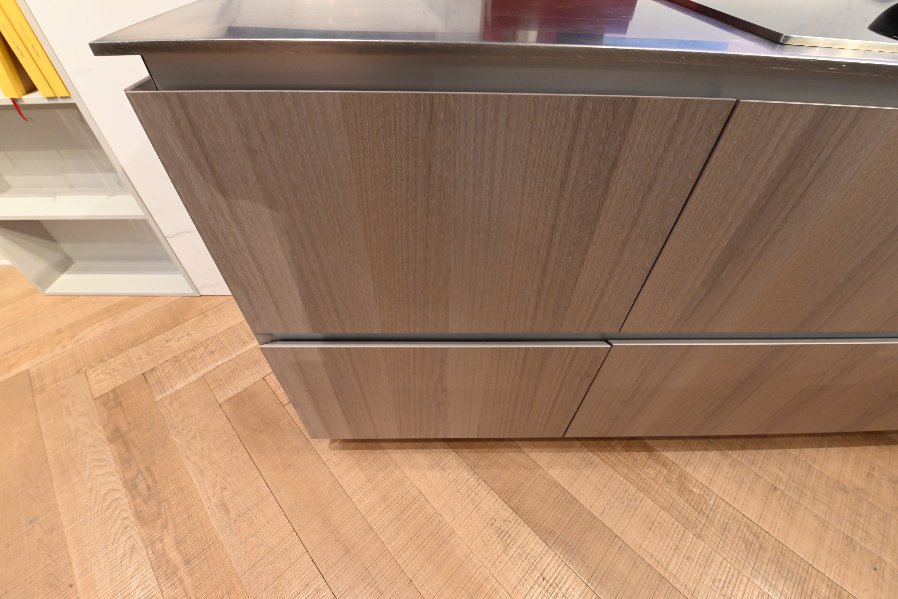 copatlife Modern Open Concept Kitchen with Island & Miele Appliances