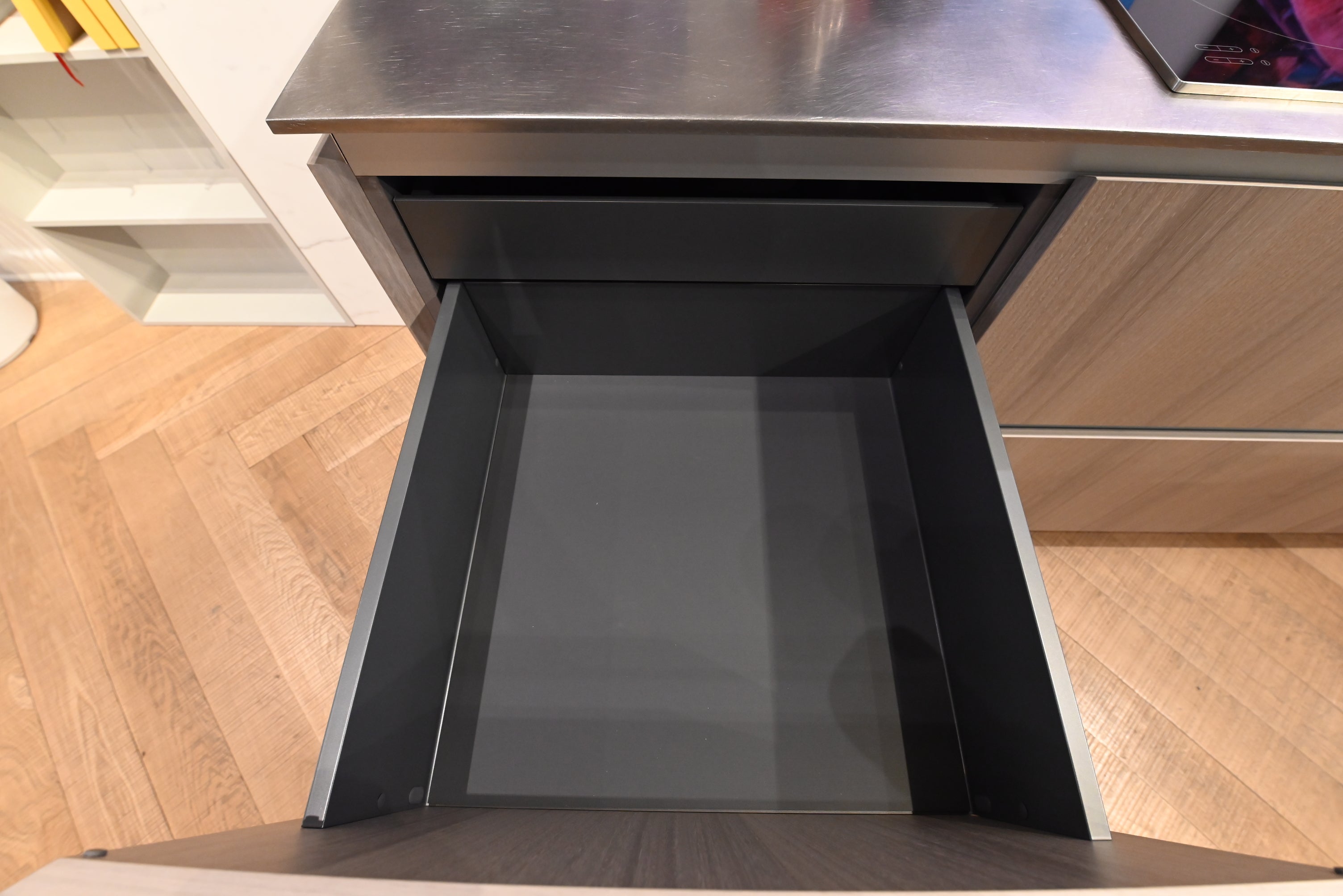 copatlife Modern Open Concept Kitchen with Island & Miele Appliances