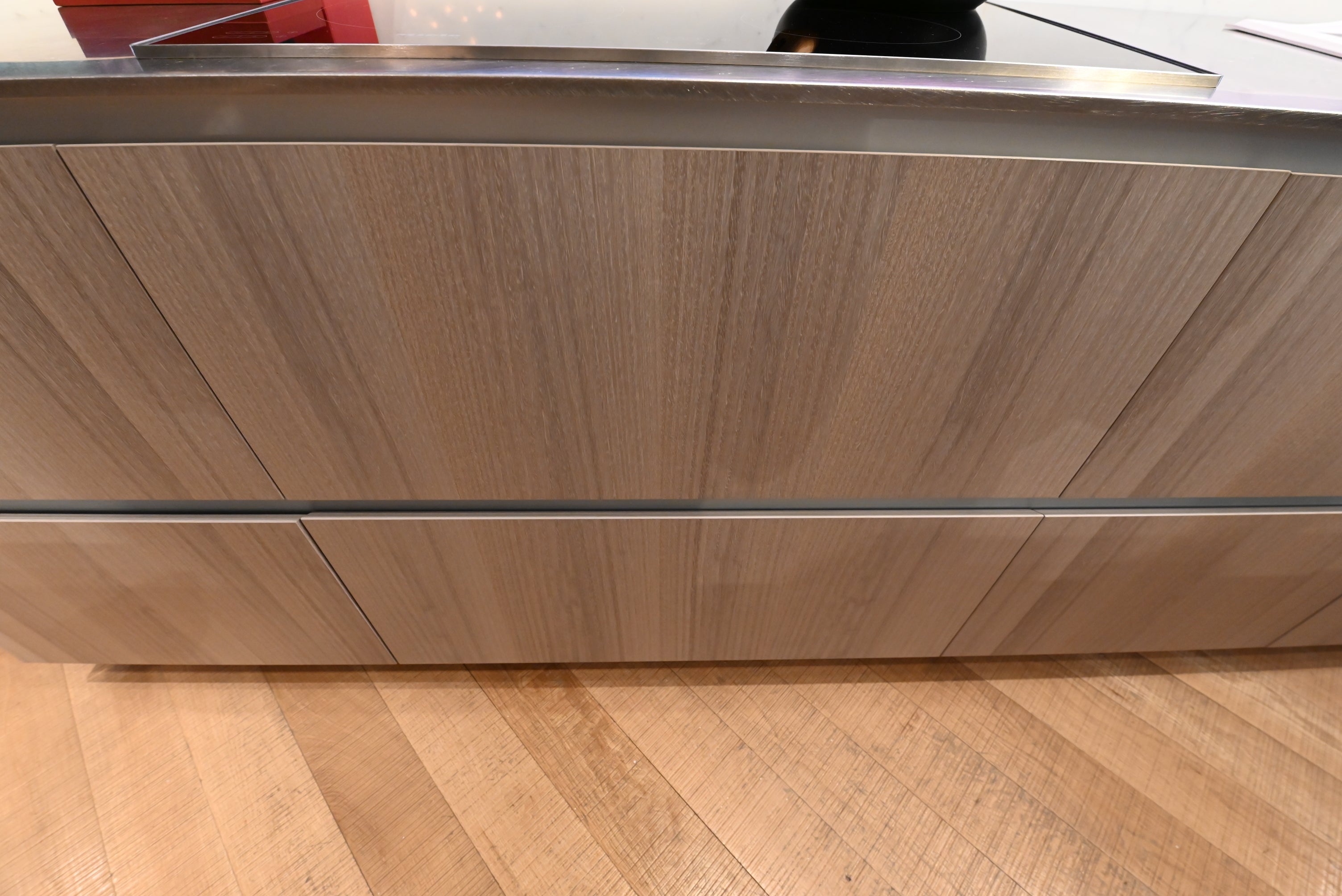 copatlife Modern Open Concept Kitchen with Island & Miele Appliances