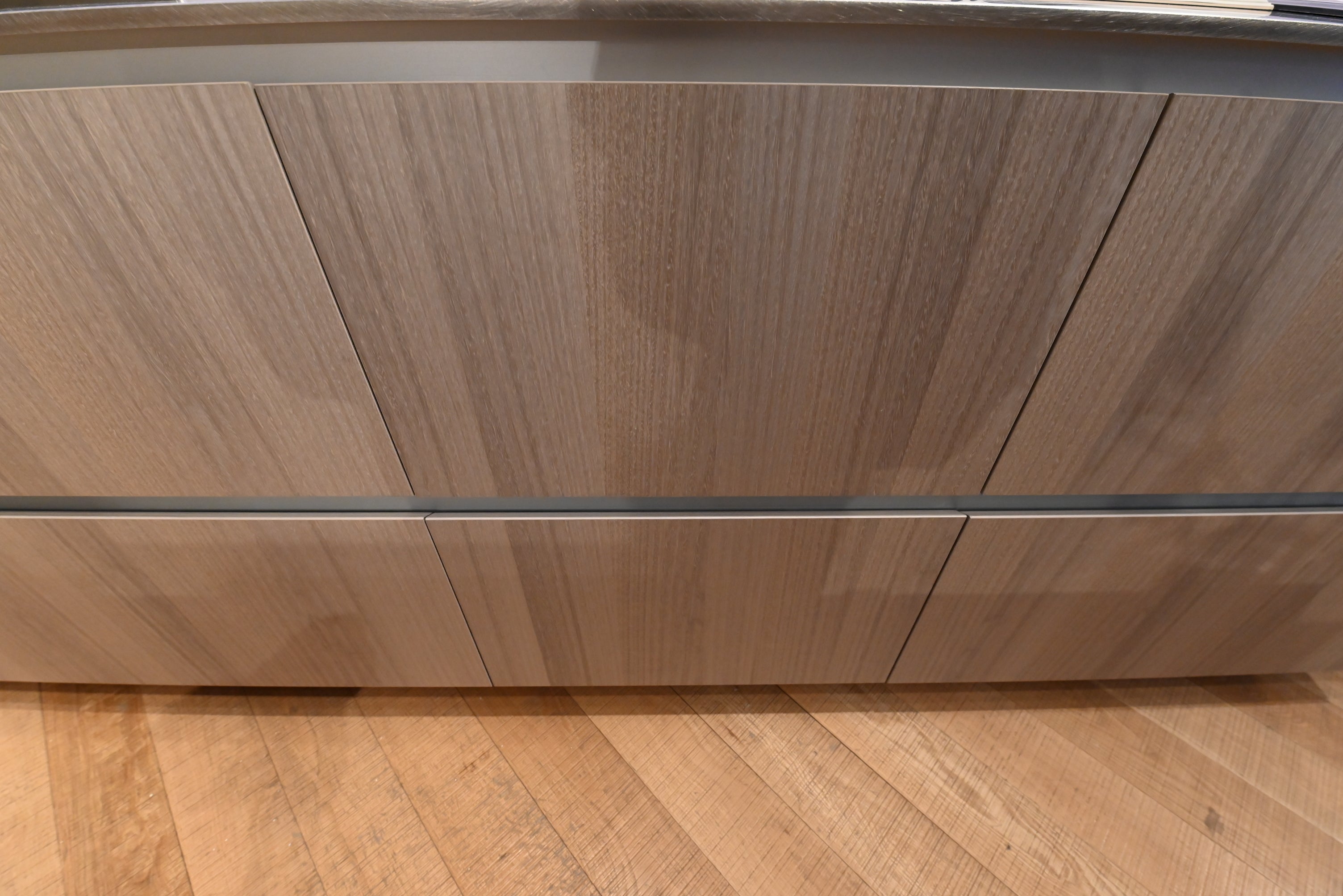copatlife Modern Open Concept Kitchen with Island & Miele Appliances