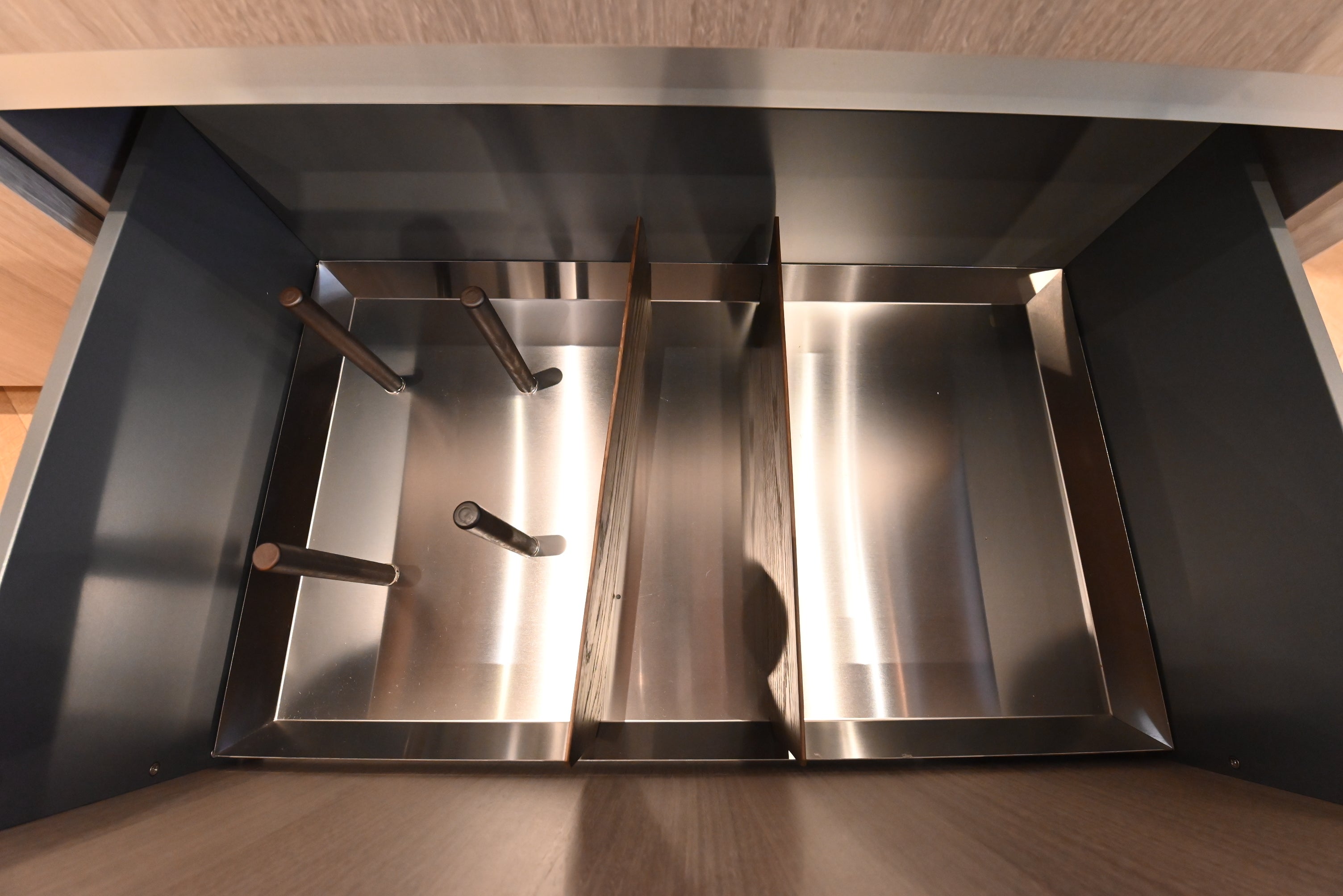 copatlife Modern Open Concept Kitchen with Island & Miele Appliances