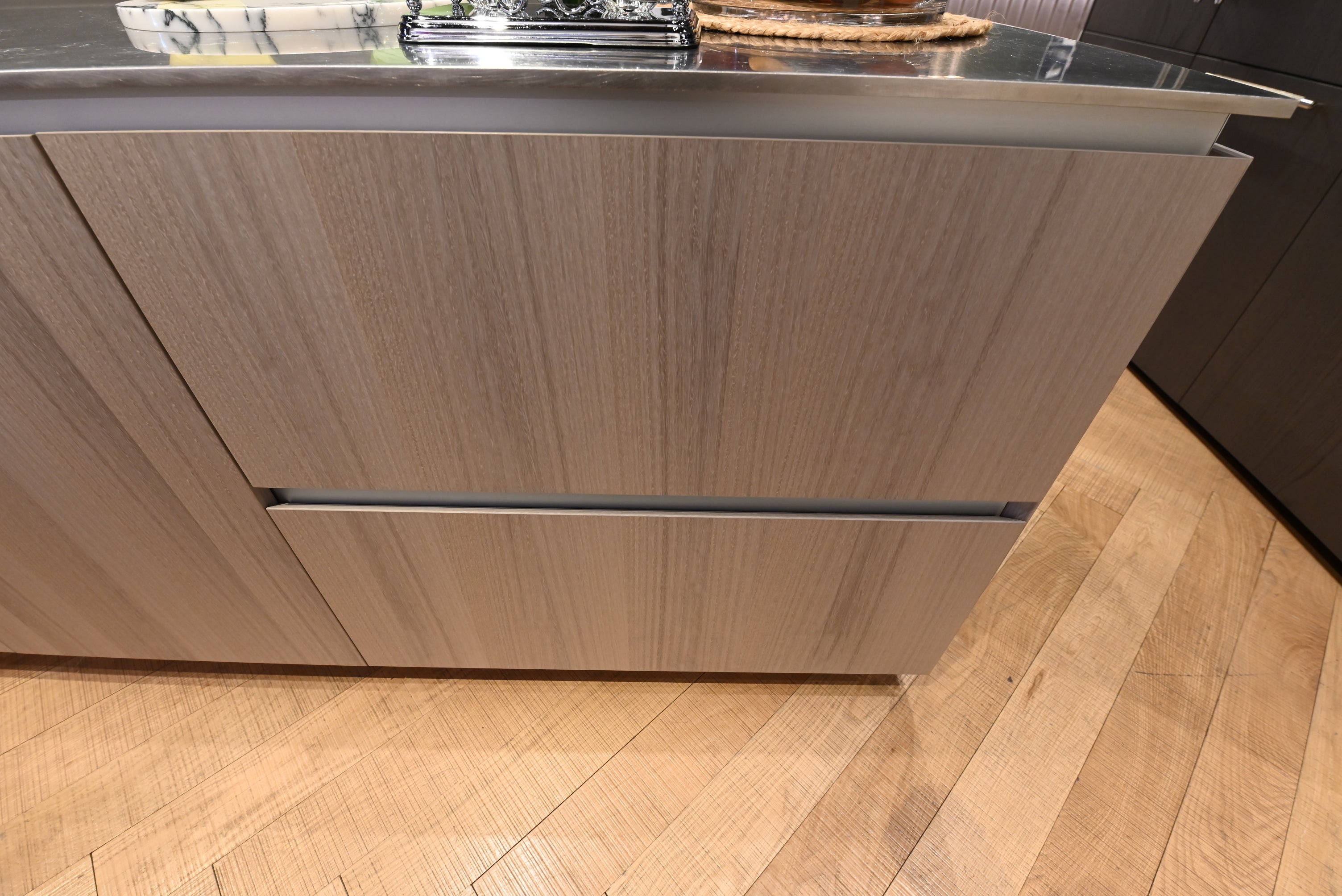 copatlife Modern Open Concept Kitchen with Island & Miele Appliances