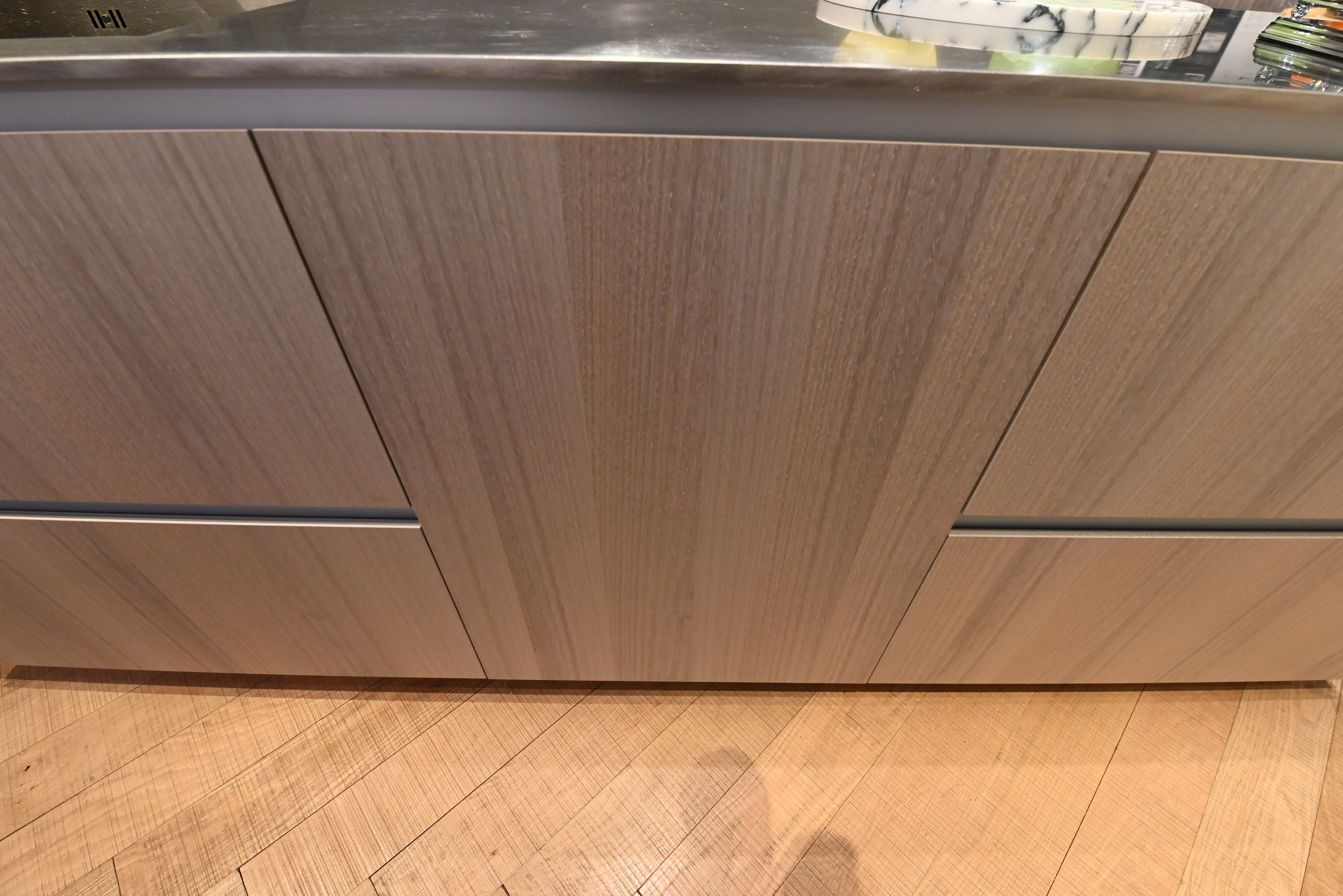 copatlife Modern Open Concept Kitchen with Island & Miele Appliances