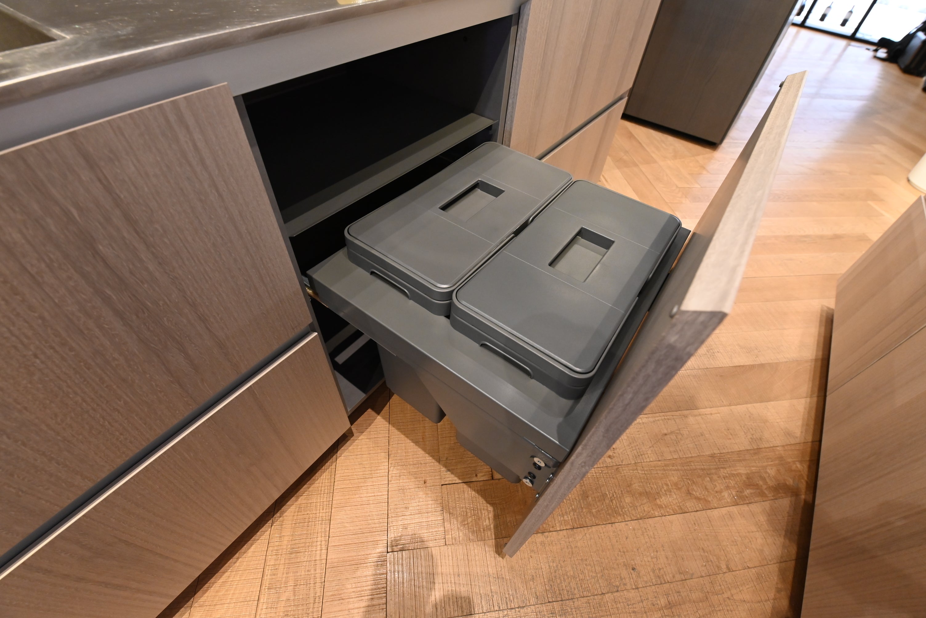 copatlife Modern Open Concept Kitchen with Island & Miele Appliances