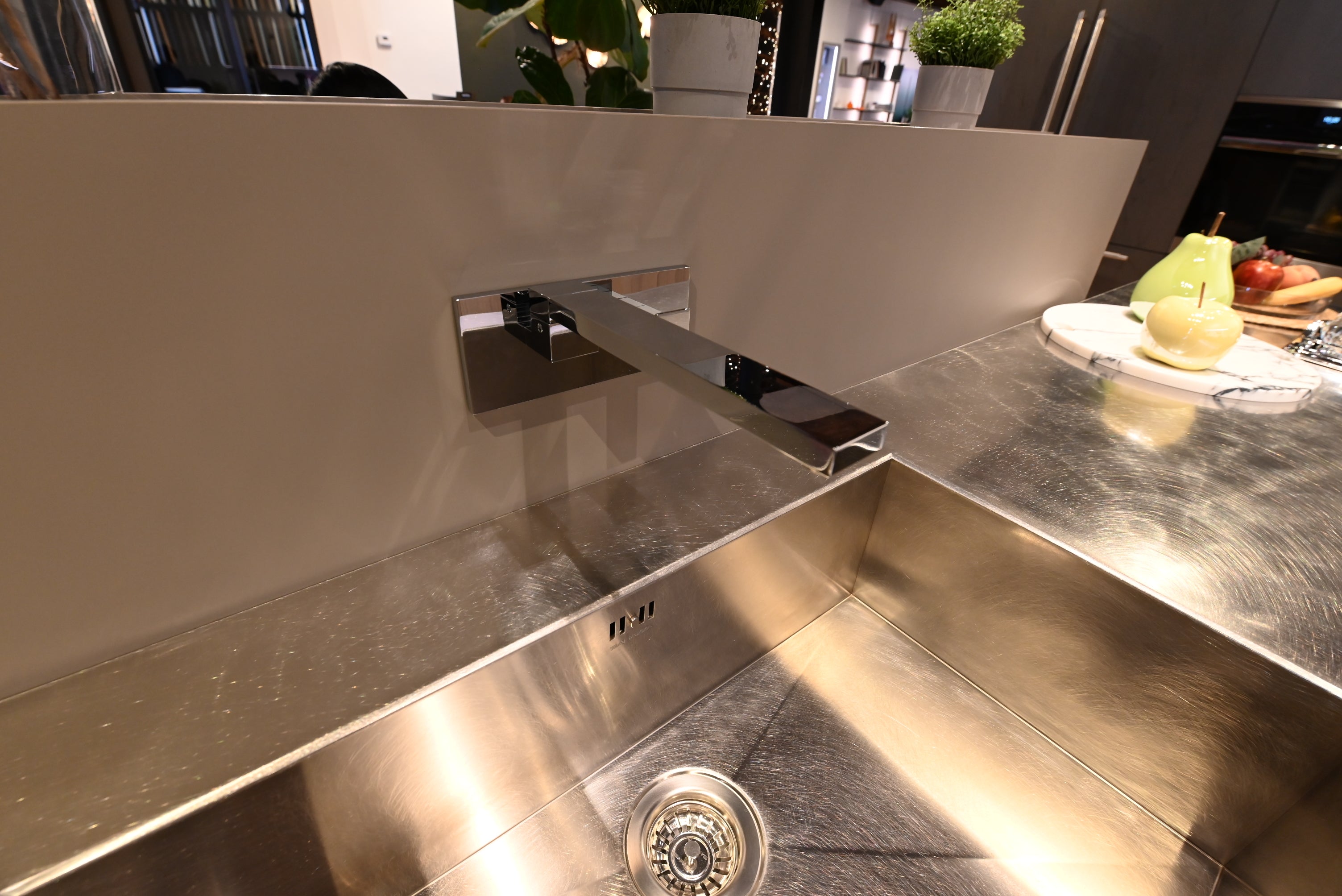 copatlife Modern Open Concept Kitchen with Island & Miele Appliances