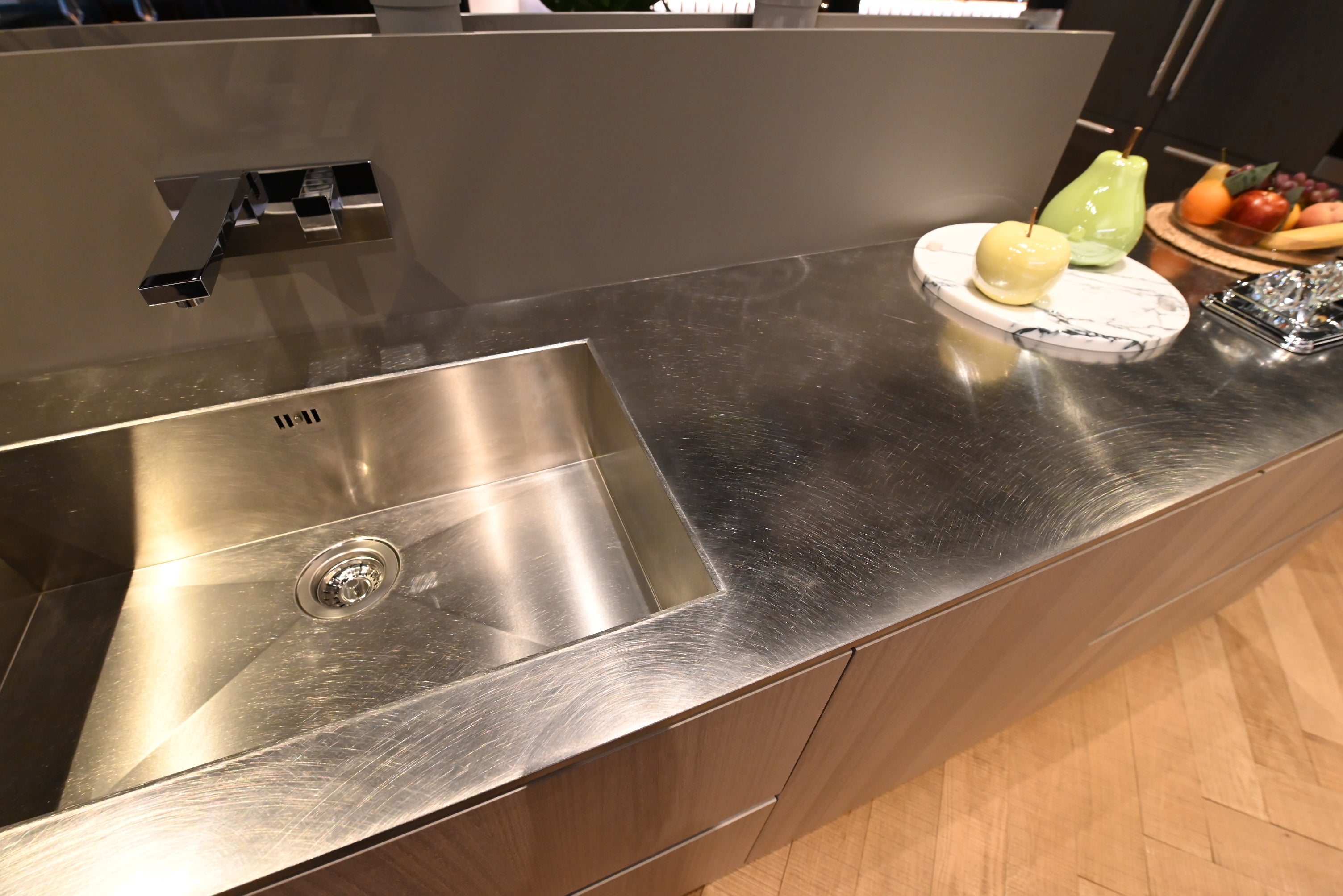 copatlife Modern Open Concept Kitchen with Island & Miele Appliances