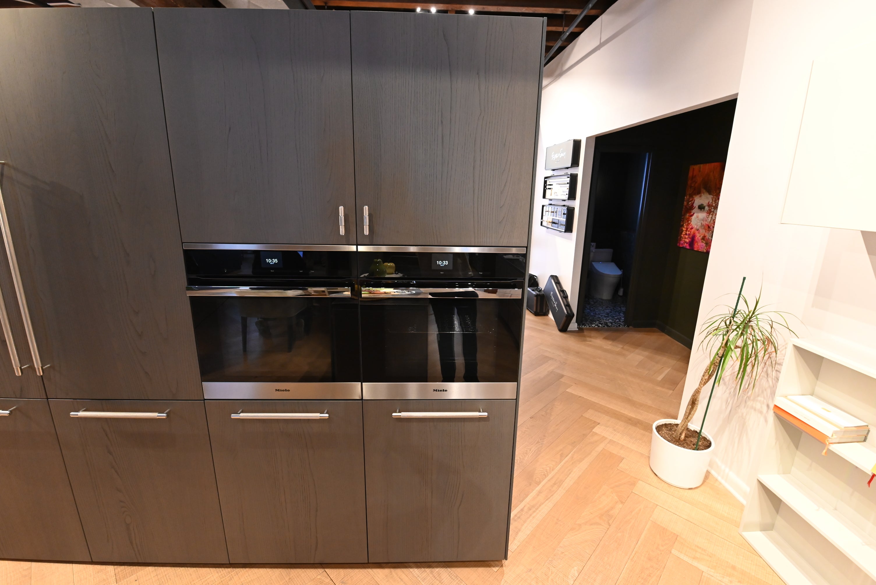 copatlife Modern Open Concept Kitchen with Island & Miele Appliances
