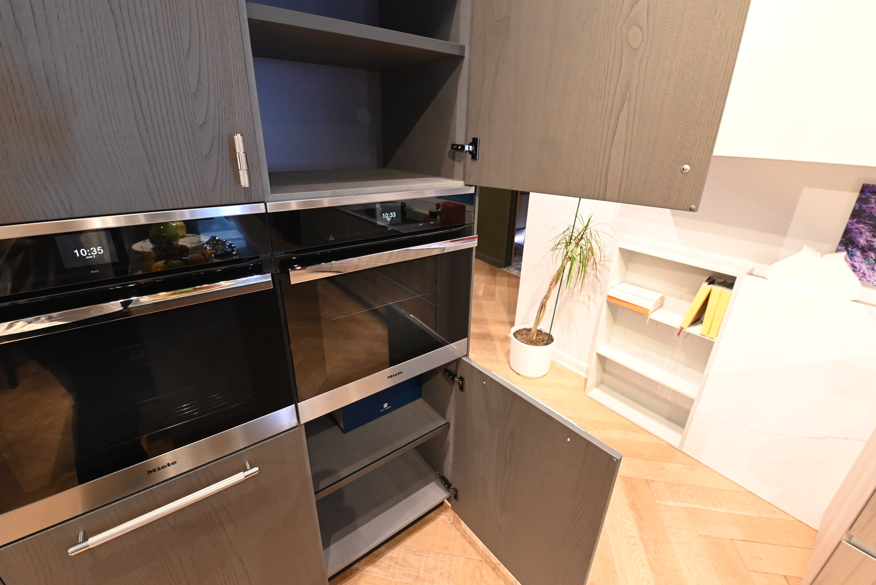 copatlife Modern Open Concept Kitchen with Island & Miele Appliances