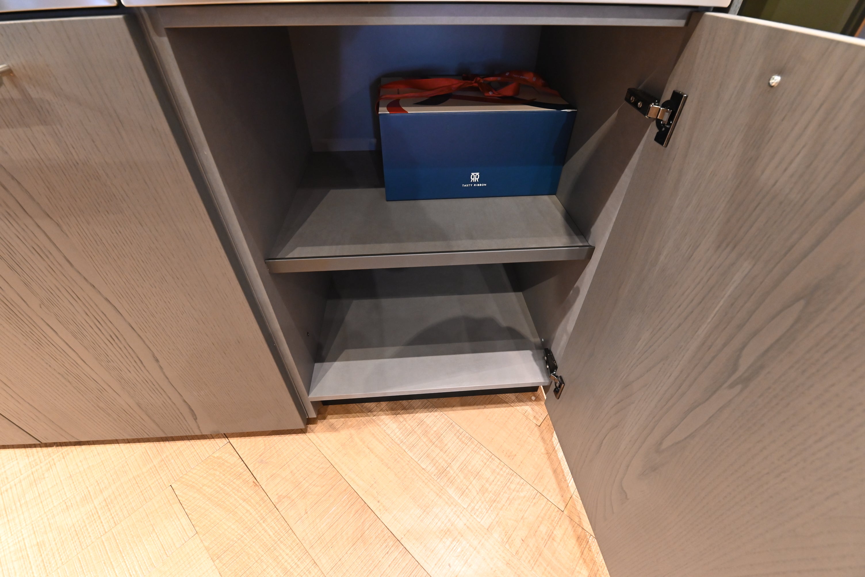 copatlife Modern Open Concept Kitchen with Island & Miele Appliances