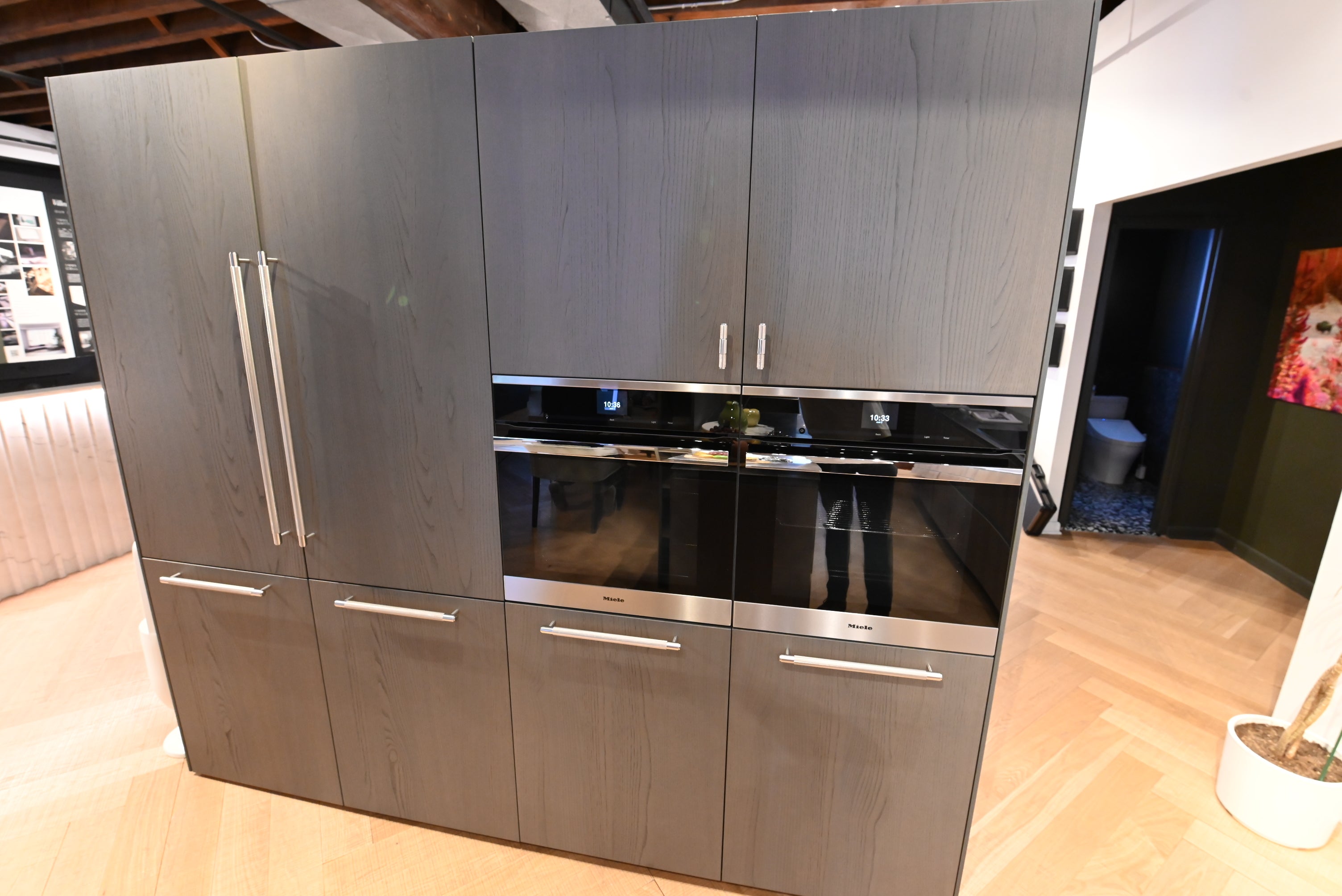 copatlife Modern Open Concept Kitchen with Island & Miele Appliances