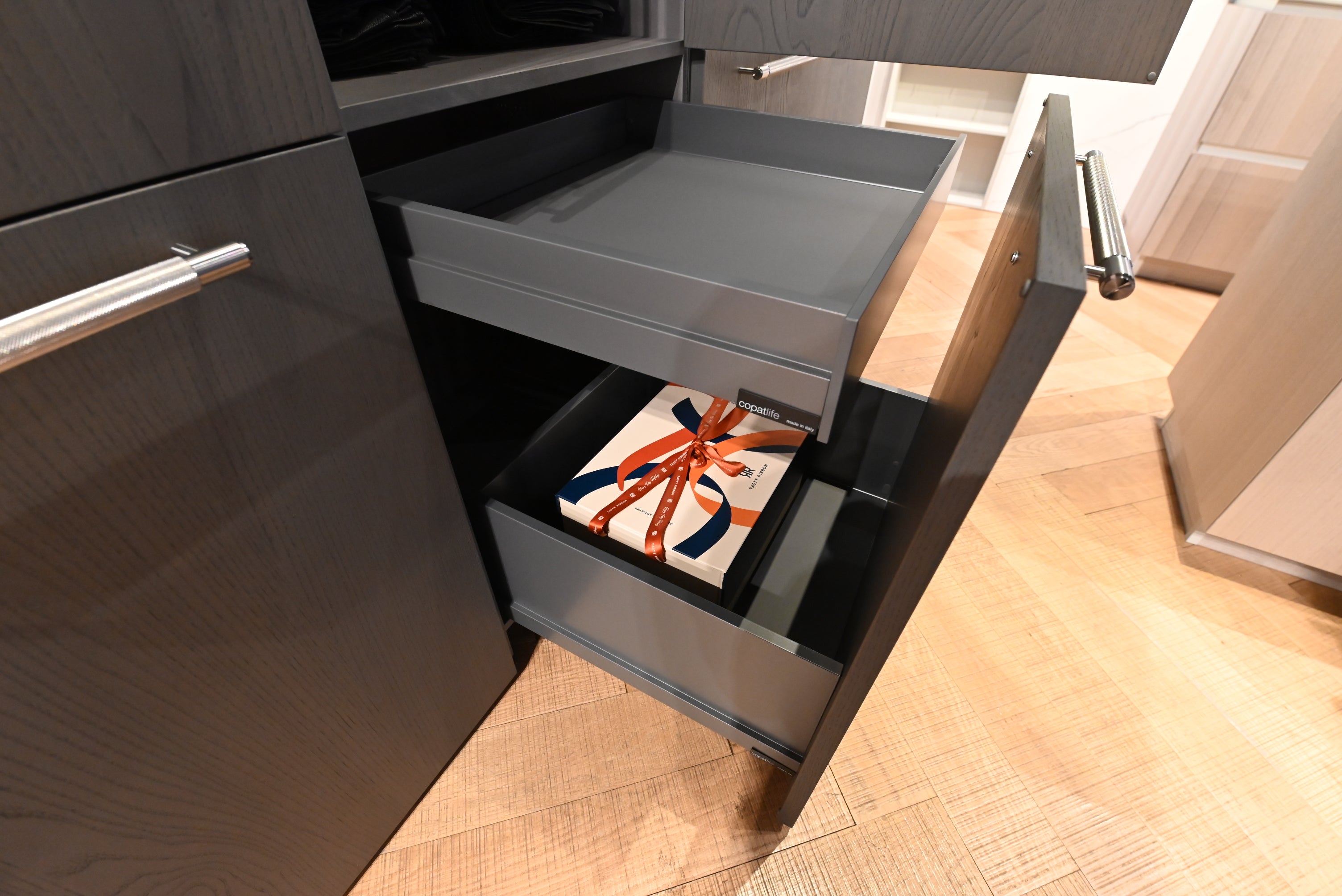 copatlife Modern Open Concept Kitchen with Island & Miele Appliances