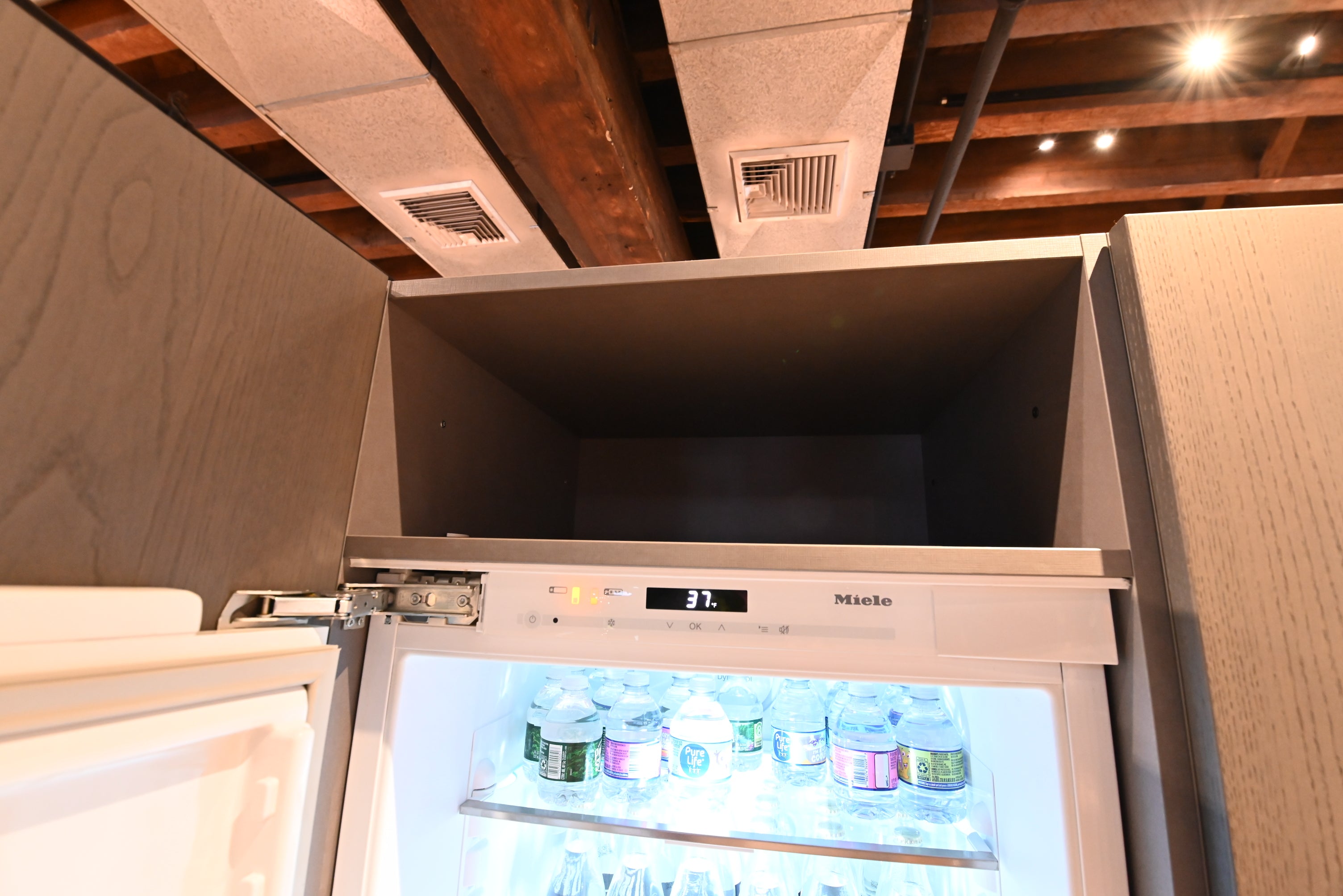 copatlife Modern Open Concept Kitchen with Island & Miele Appliances