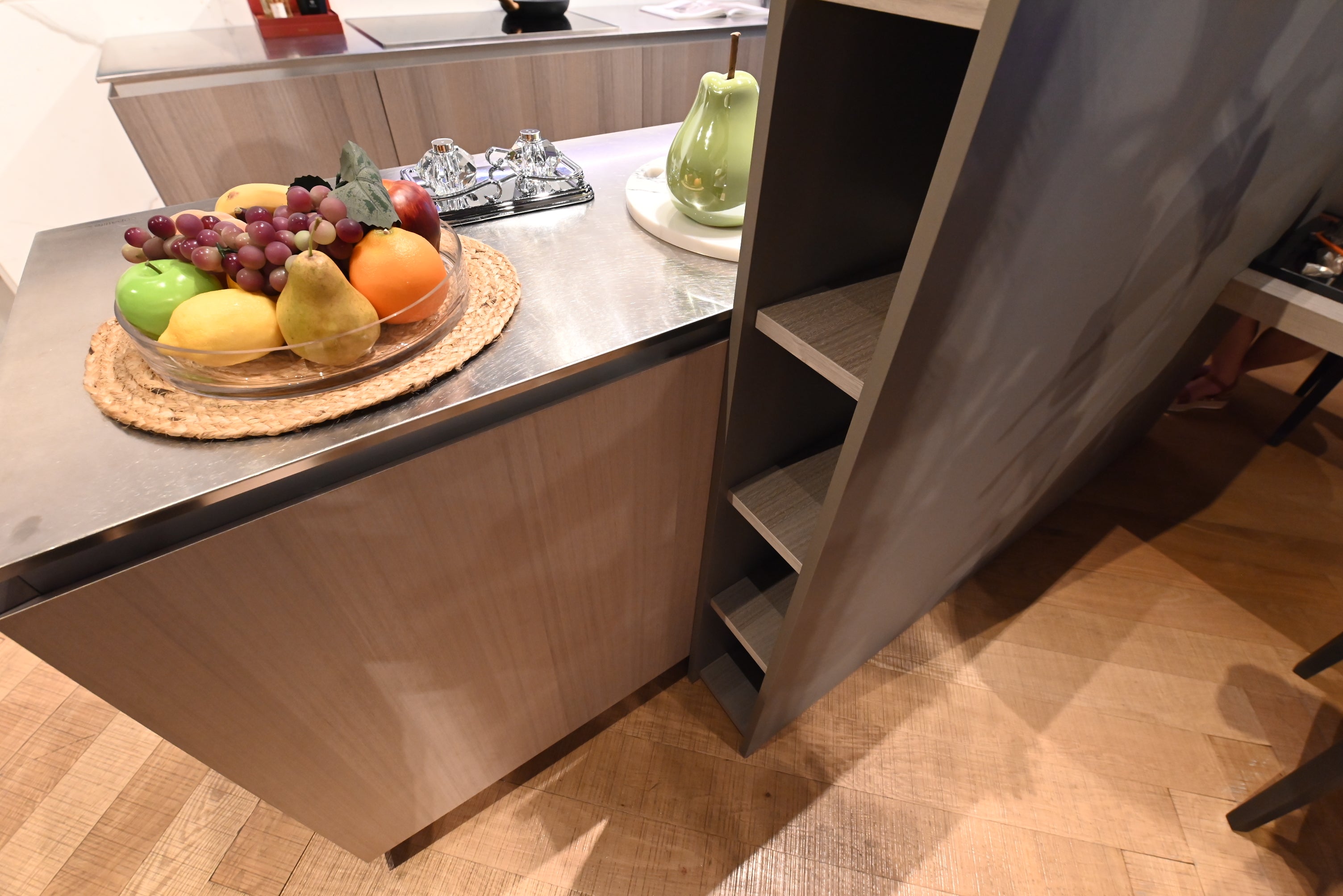 copatlife Modern Open Concept Kitchen with Island & Miele Appliances