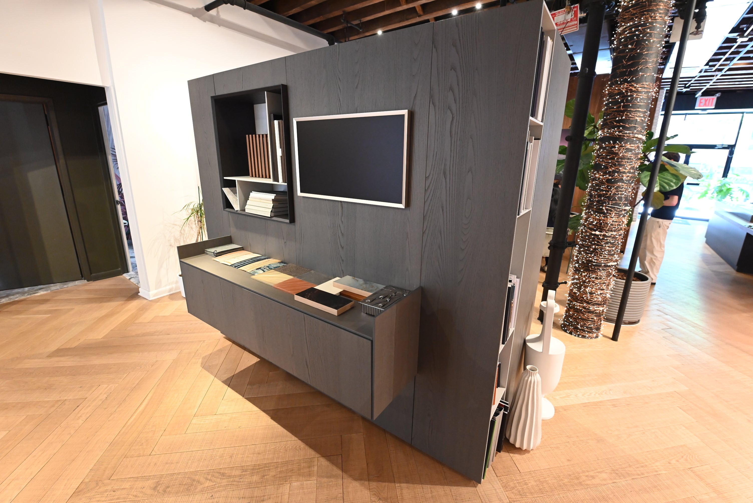 copatlife Modern Open Concept Kitchen with Island & Miele Appliances