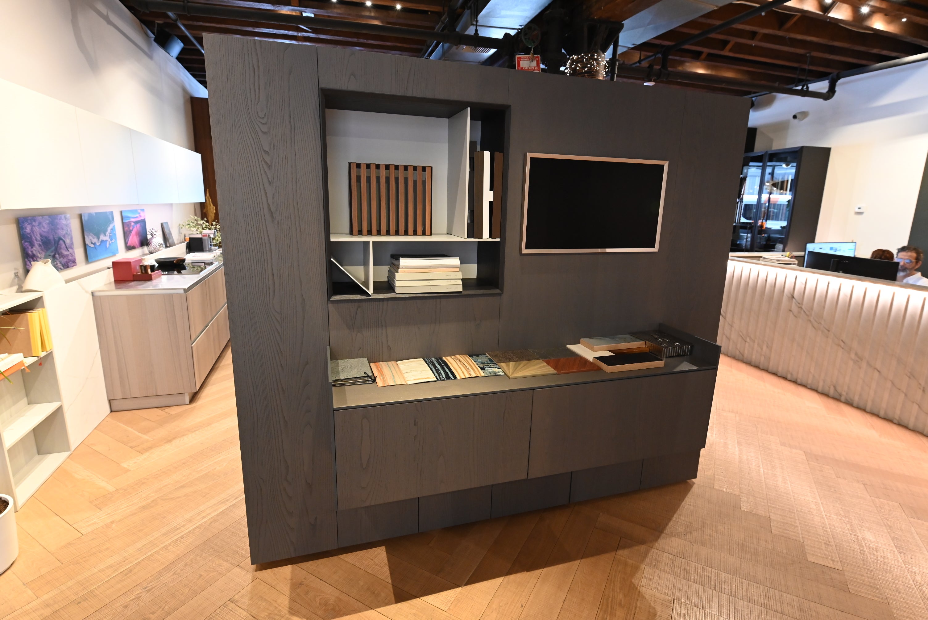 copatlife Modern Open Concept Kitchen with Island & Miele Appliances