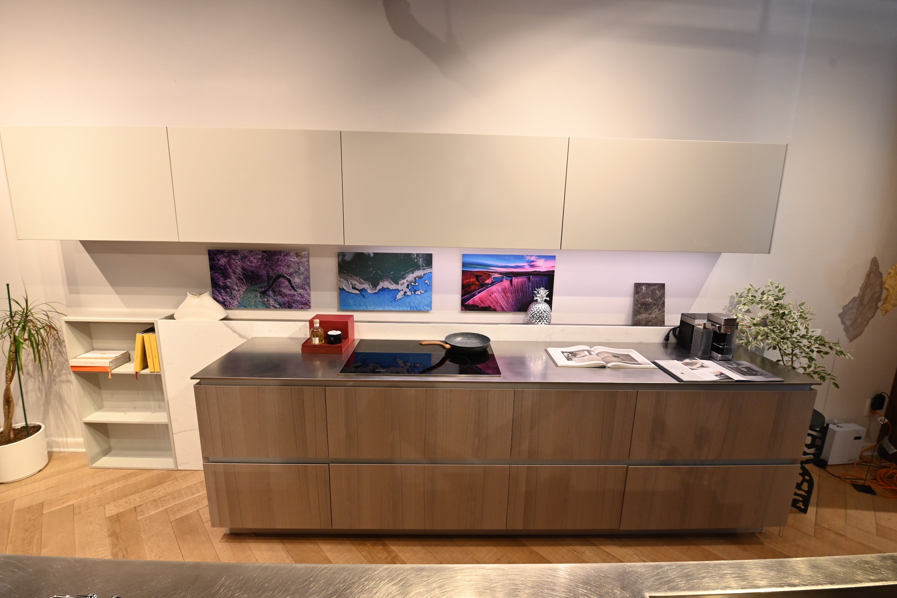 copatlife Modern Open Concept Kitchen with Island & Miele Appliances