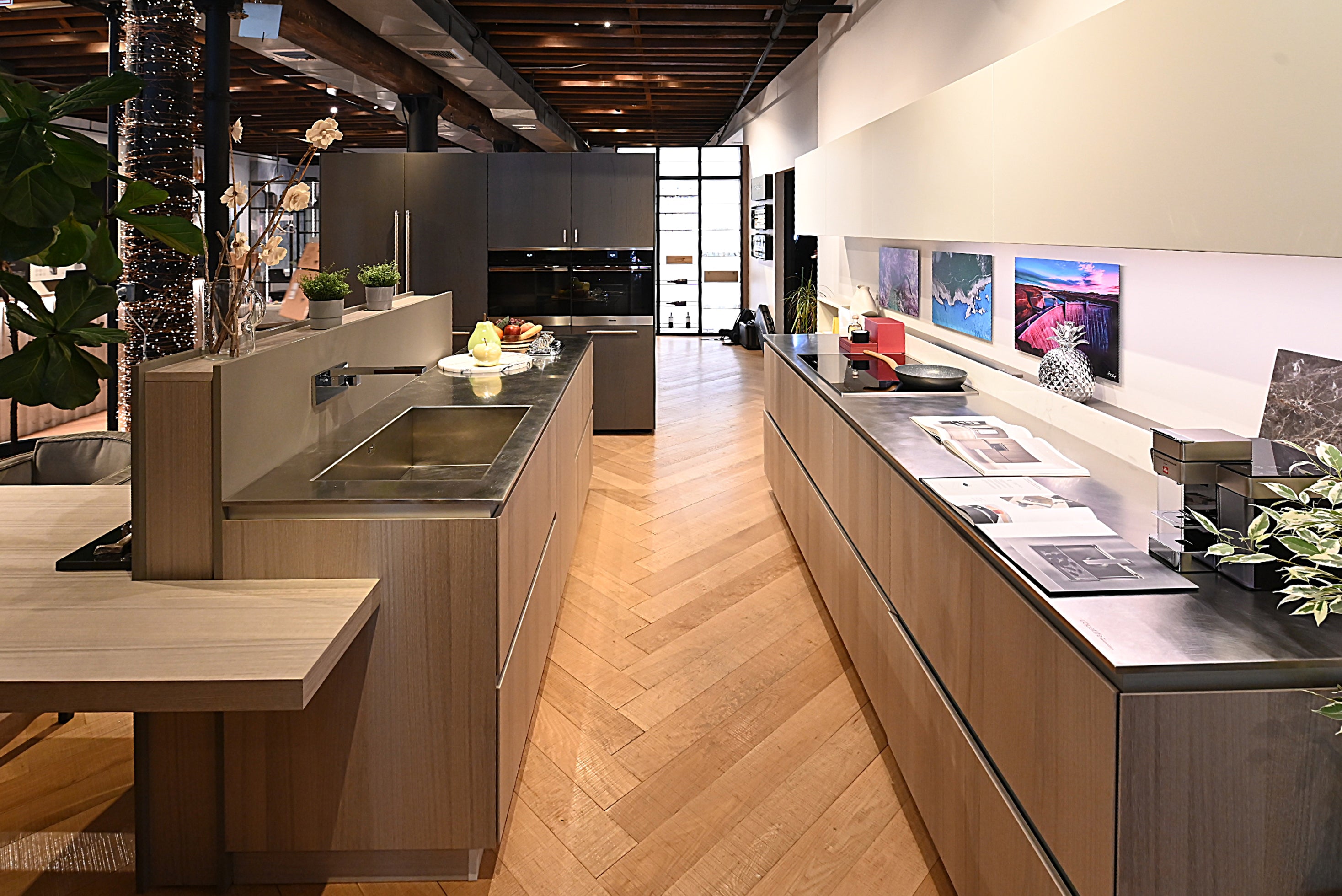 copatlife Modern Open Concept Kitchen with Island & Miele Appliances
