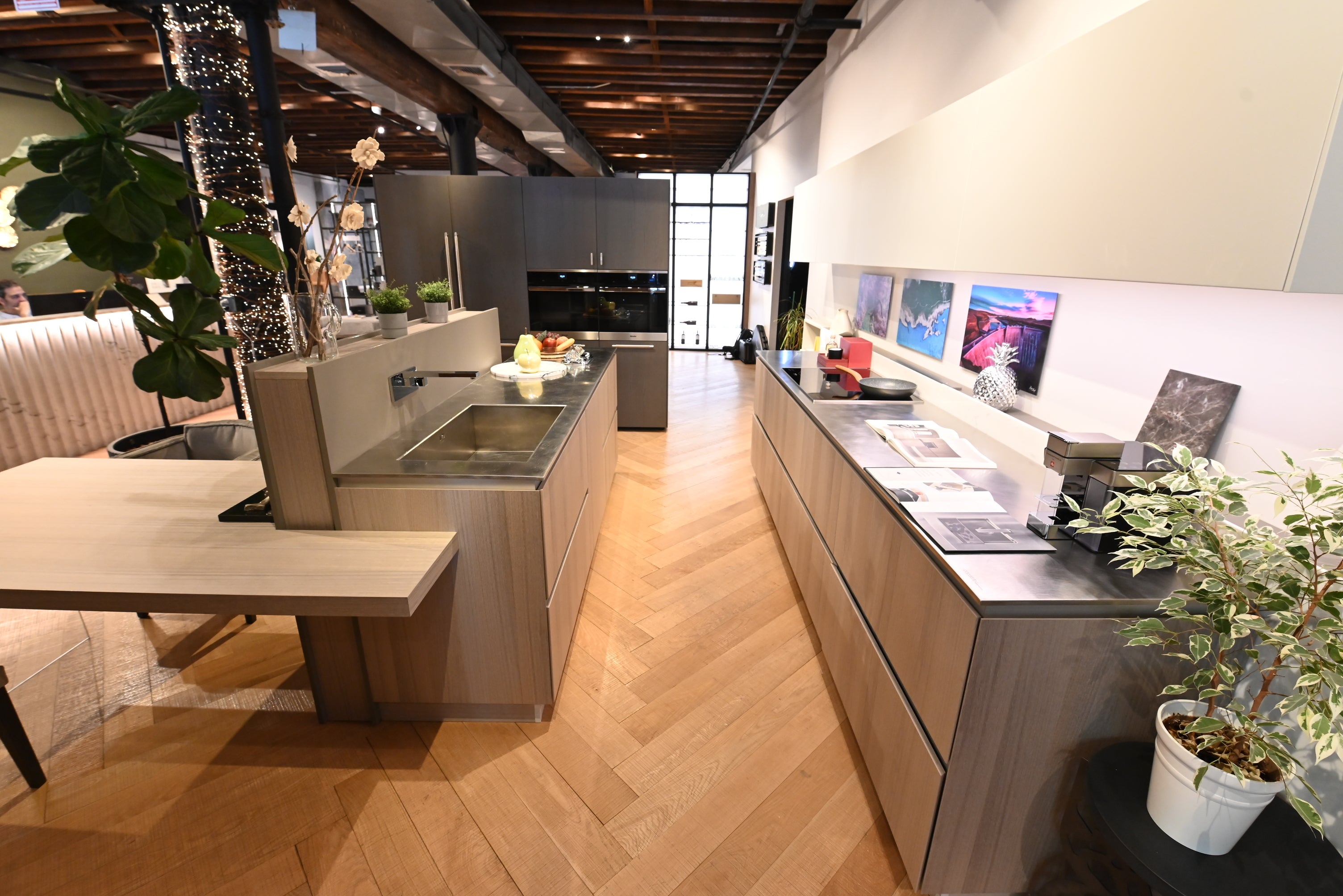 copatlife Modern Open Concept Kitchen with Island & Miele Appliances