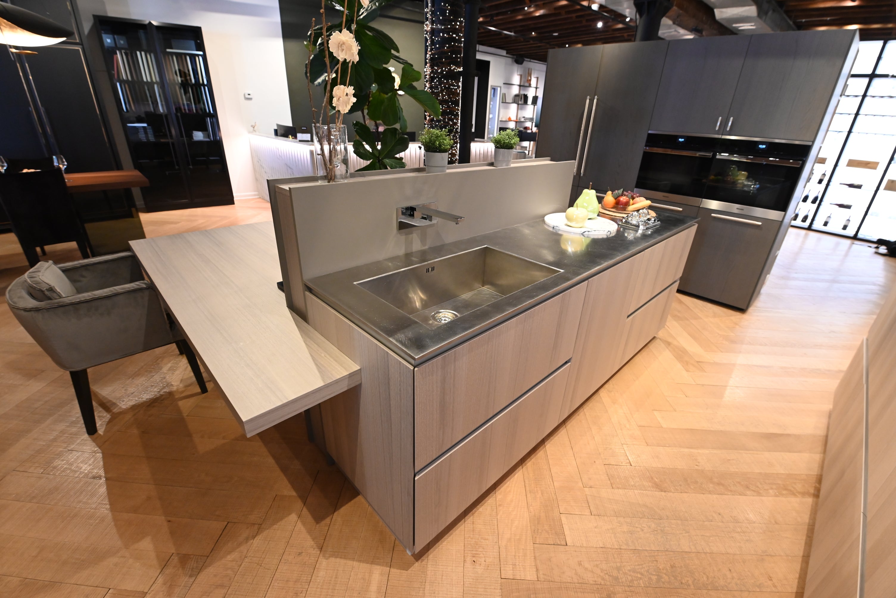 copatlife Modern Open Concept Kitchen with Island & Miele Appliances