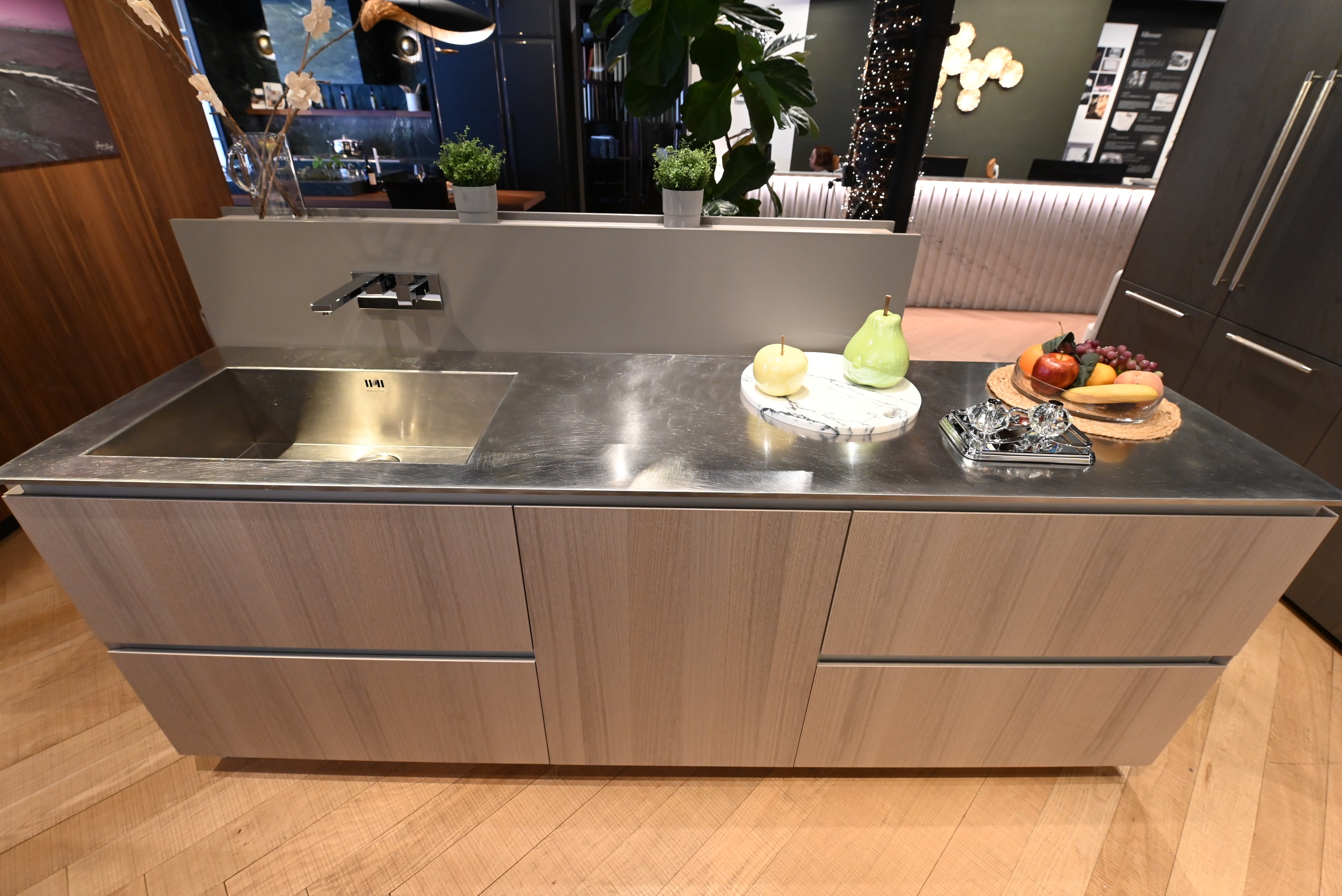 copatlife Modern Open Concept Kitchen with Island & Miele Appliances