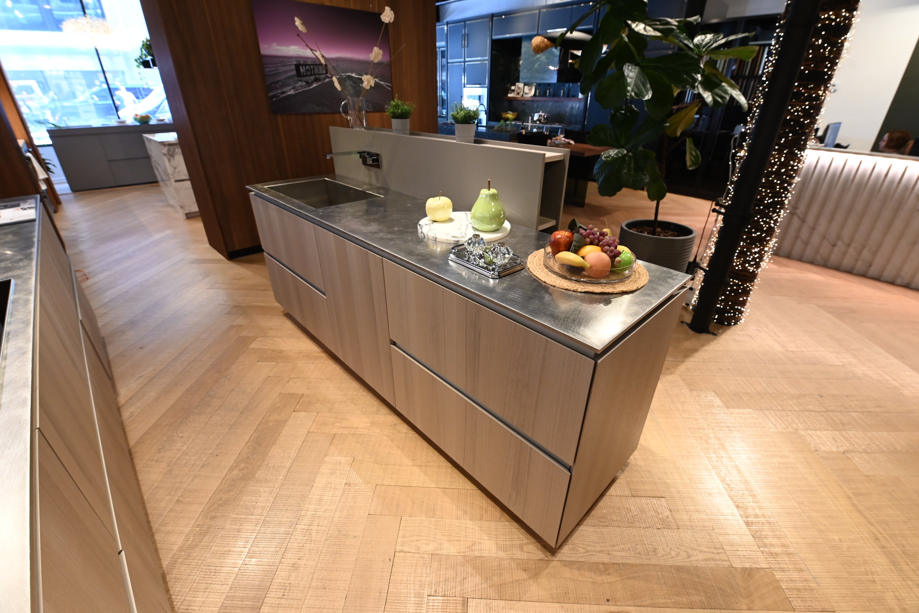 copatlife Modern Open Concept Kitchen with Island & Miele Appliances