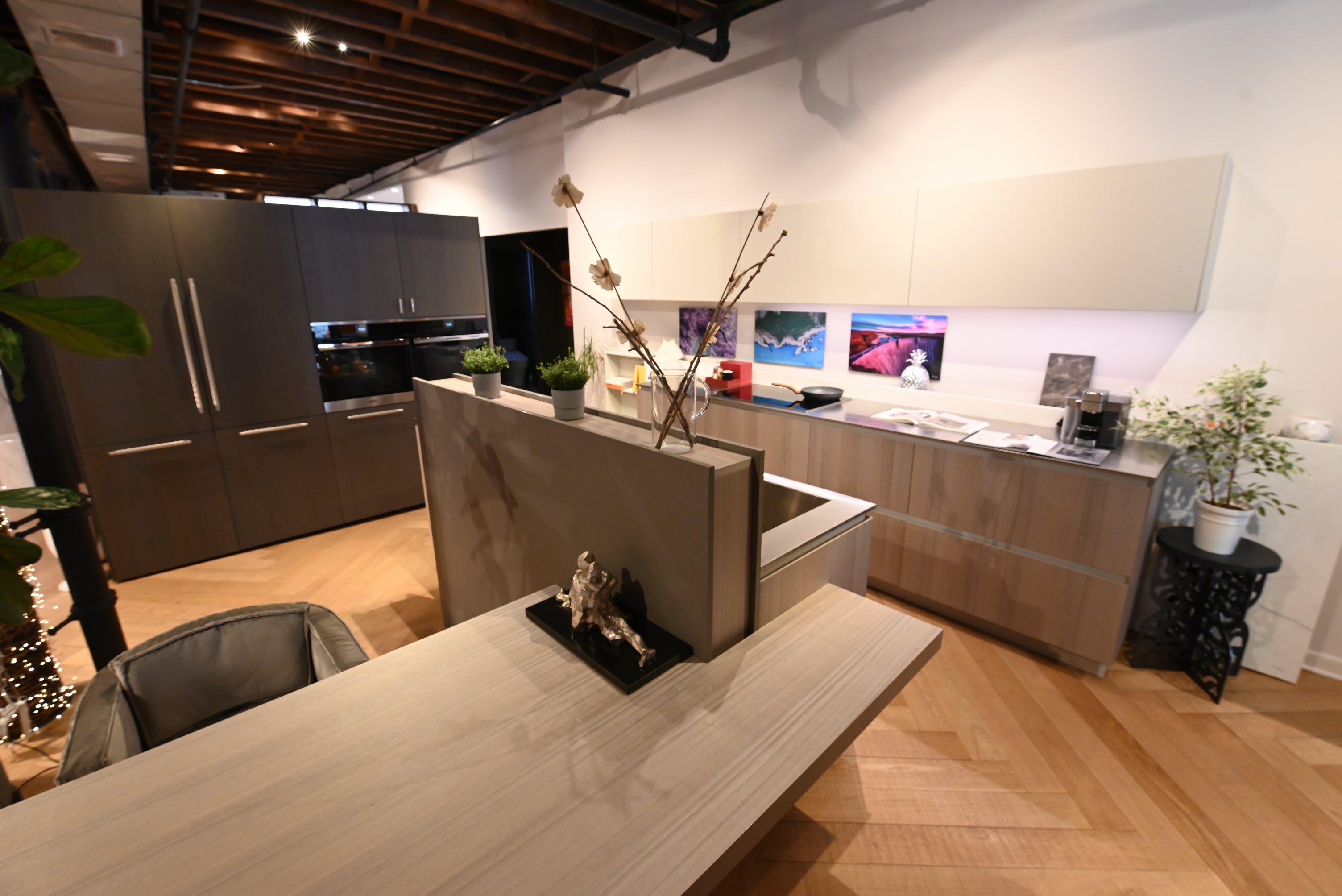 copatlife Modern Open Concept Kitchen with Island & Miele Appliances