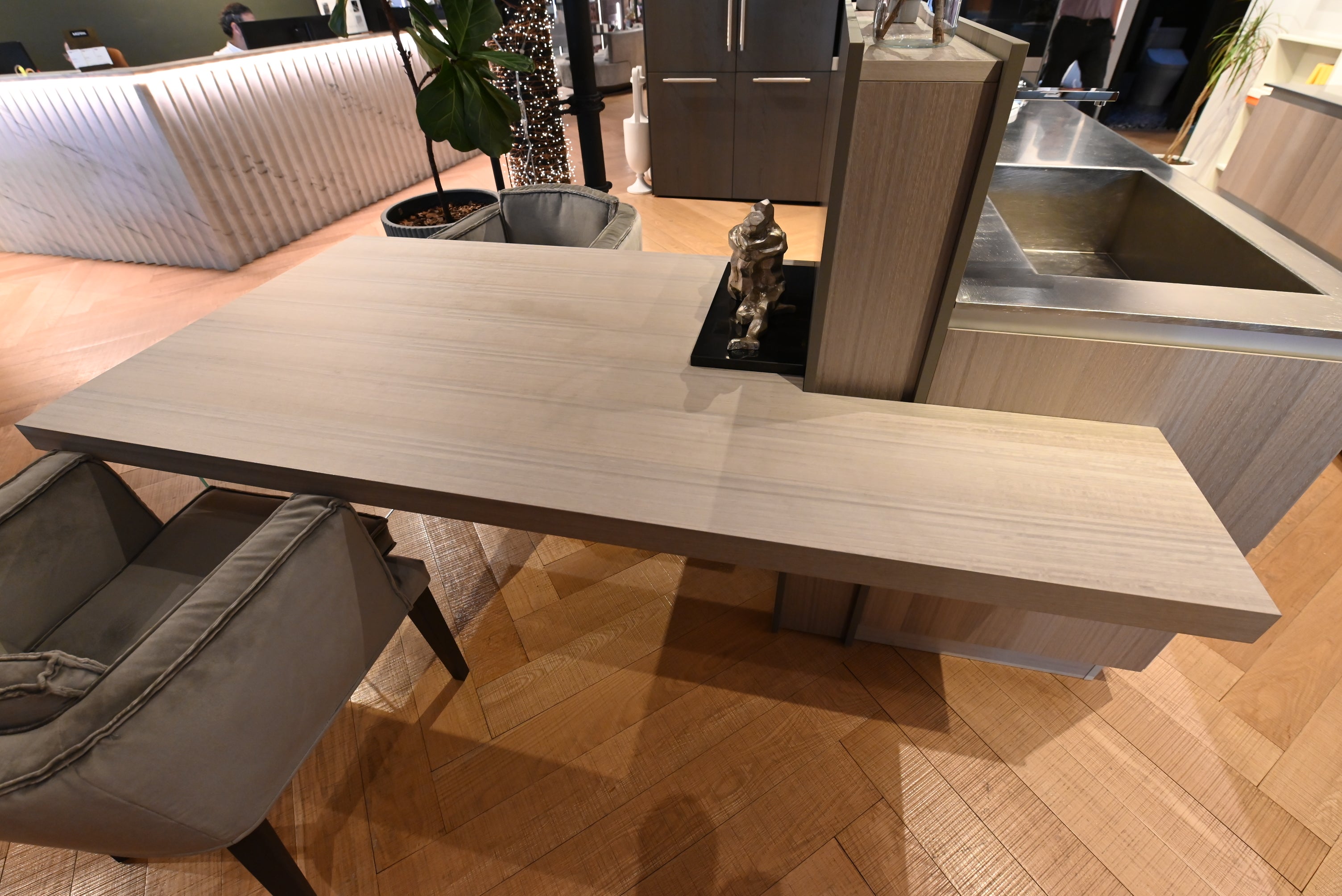copatlife Modern Open Concept Kitchen with Island & Miele Appliances