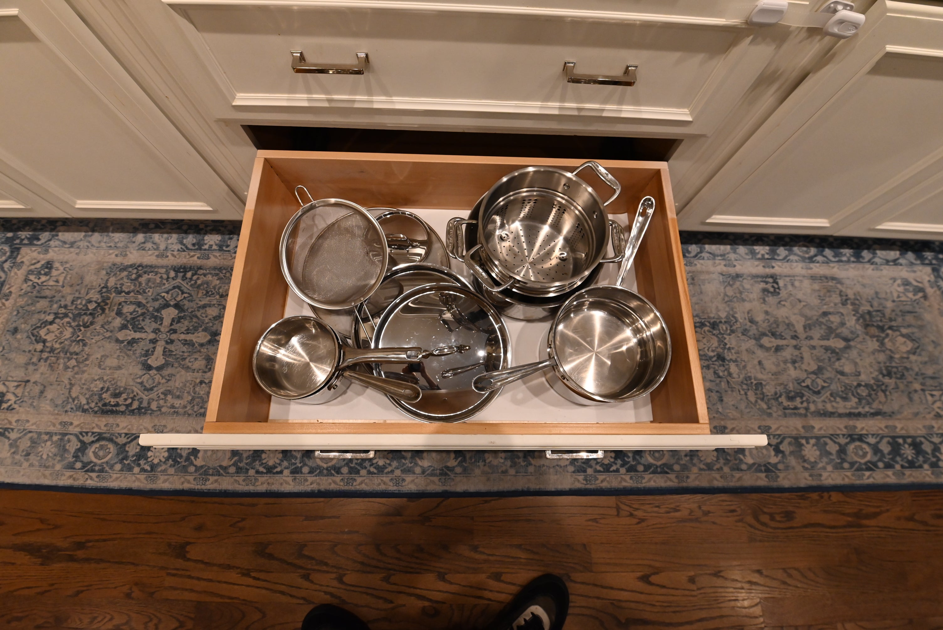 Decora Transitional Snow White Kitchen with Island & Appliances